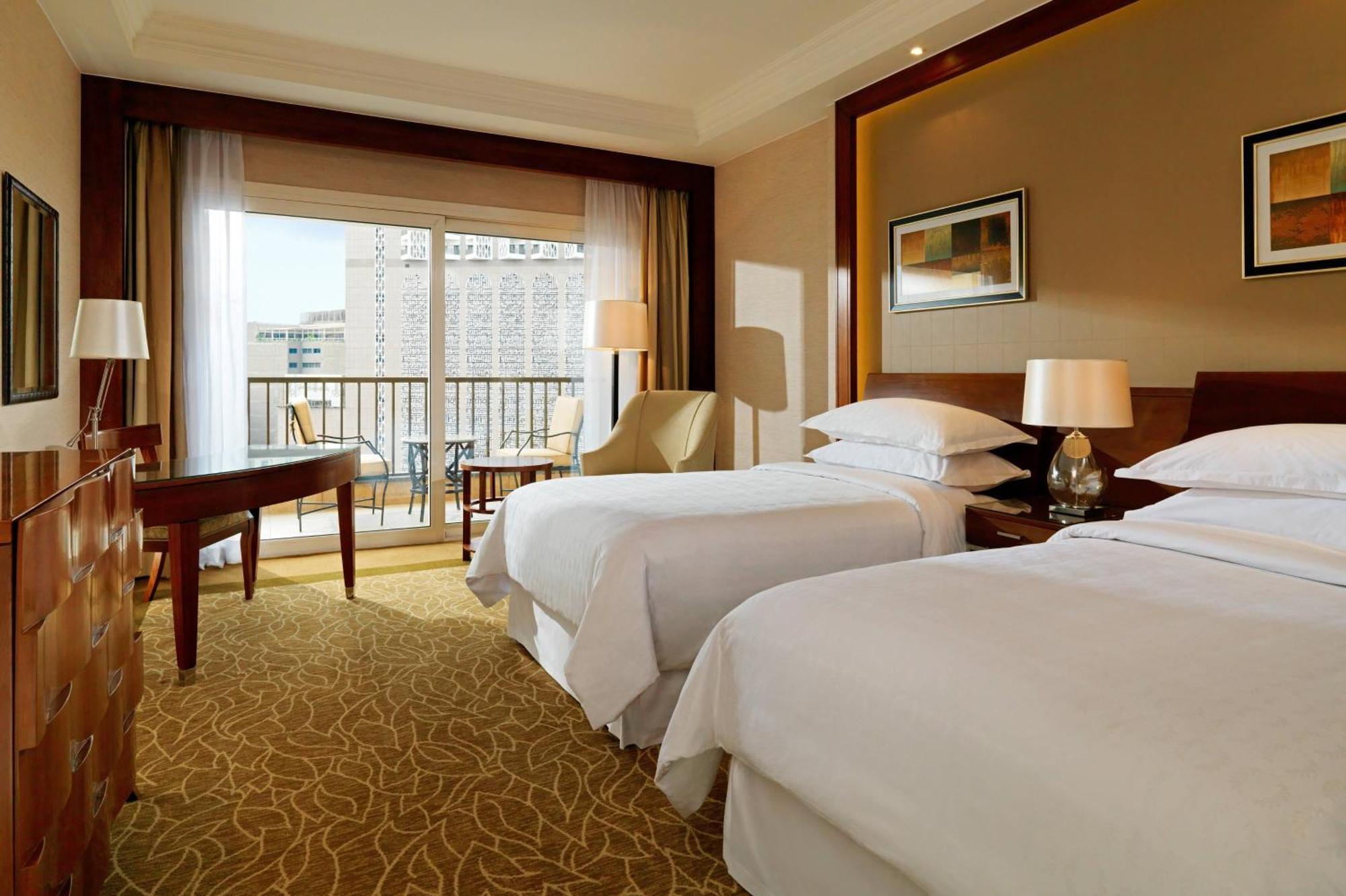 Deluxe Gästezimmer, 2 Einzelbetten, Pool- und Stadtblick, Balkon
