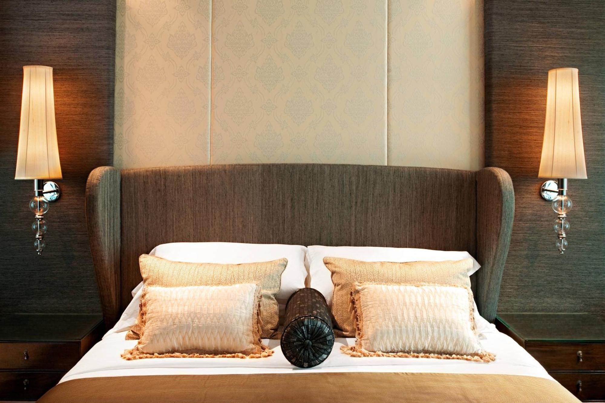 Grand Deluxe Zimmer mit Kingsize-Bett und Blick auf die Skyline