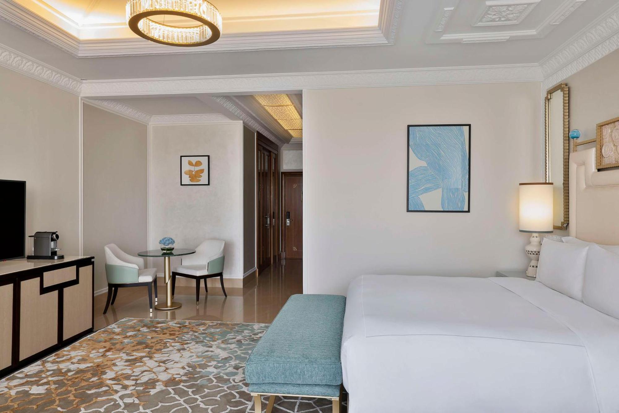 Premier-Zimmer mit Kingsize-Bett und Blick auf den Golfplatz