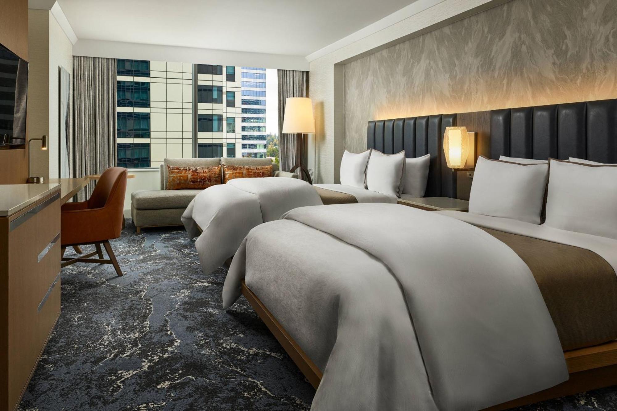 Deluxe Larger Guest room 2 Queen City view