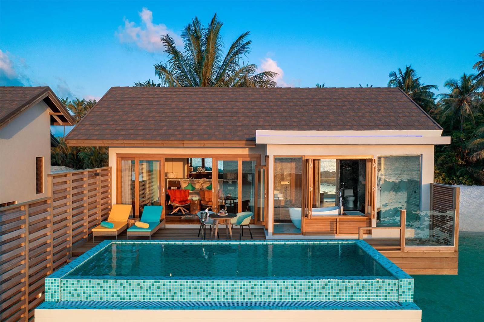 Sunset Water Villa mit Pool
