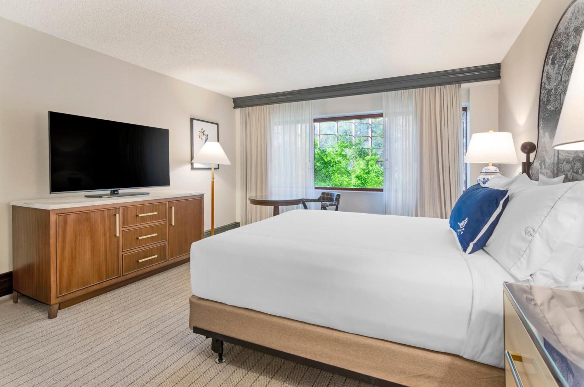 Deluxe Room 1 Queen Bed