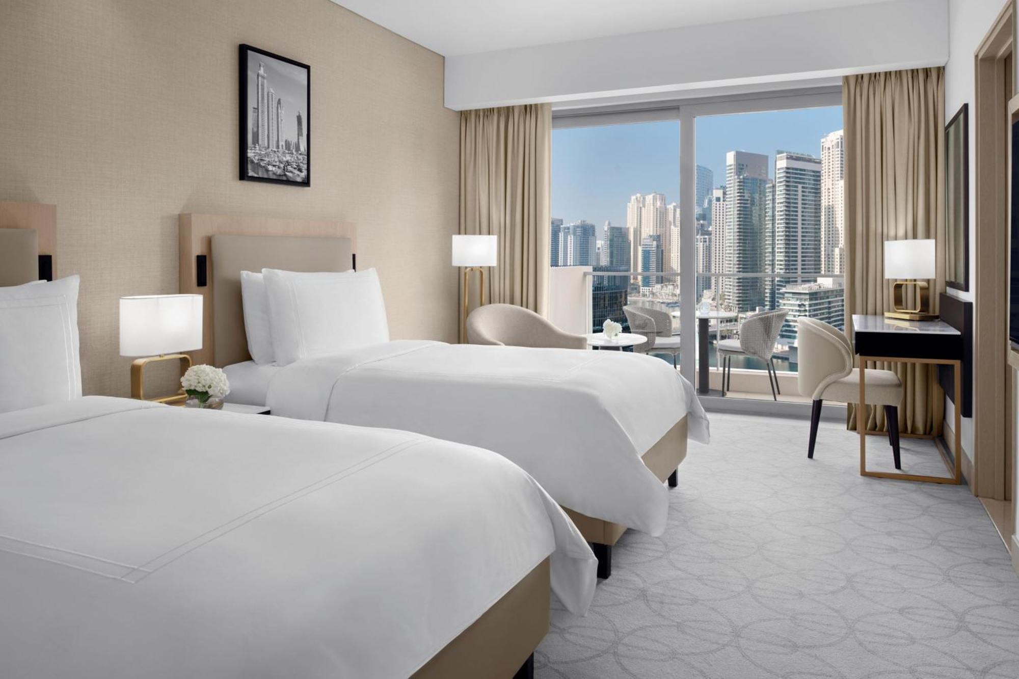 Deluxe Zimmer mit Blick auf die Marina und 2 Einzelbetten, inklusive direktem Zugang zur Dubai Marina Mall und zum Marina Walk
