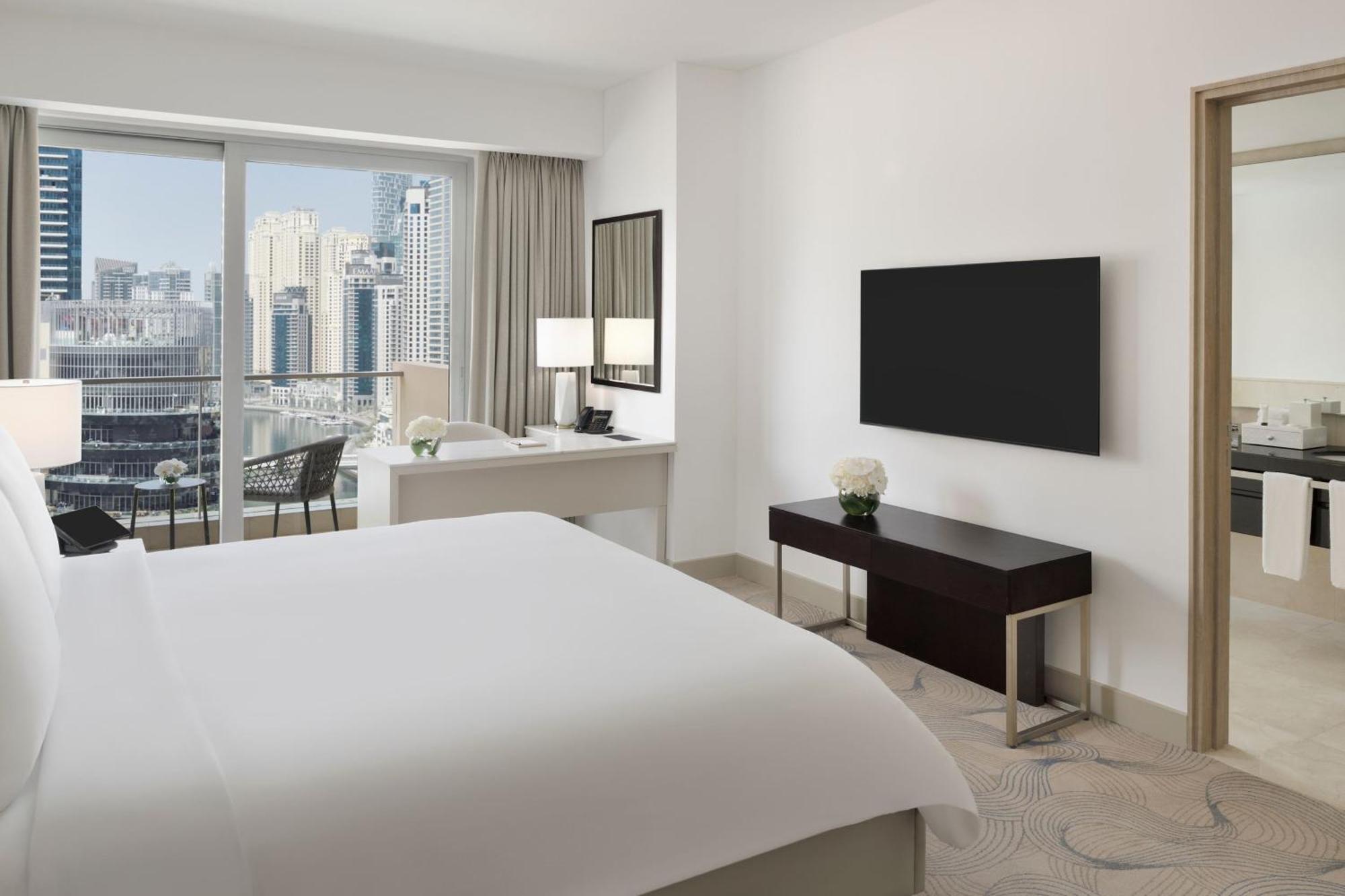 Deluxe Zimmer mit Kingsize-Bett und Blick auf die Marina, inklusive direktem Zugang zur Dubai Marina Mall und zum Marina Walk