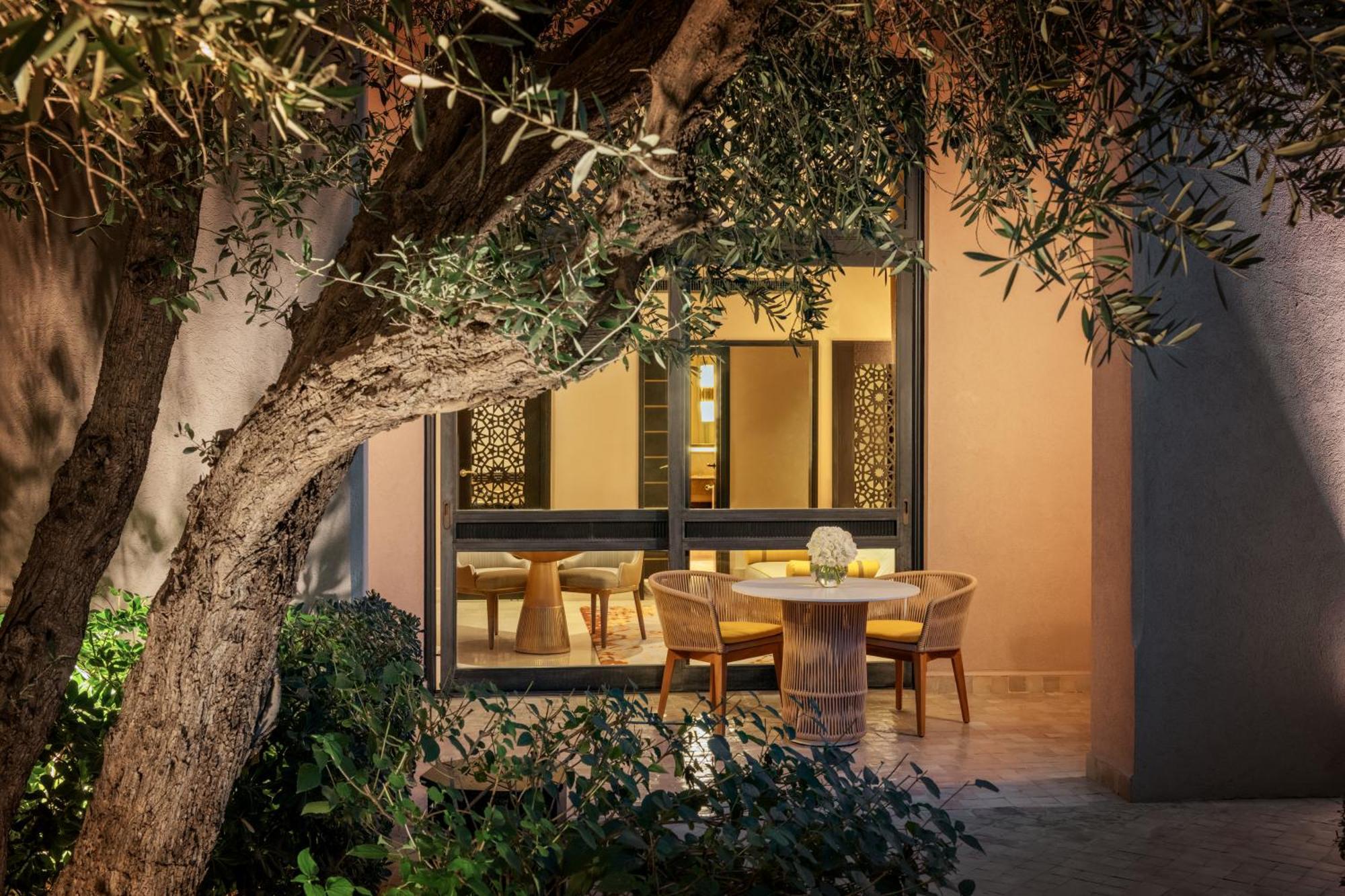 Zimmer mit Kingsize-Bett und Gartenterrasse