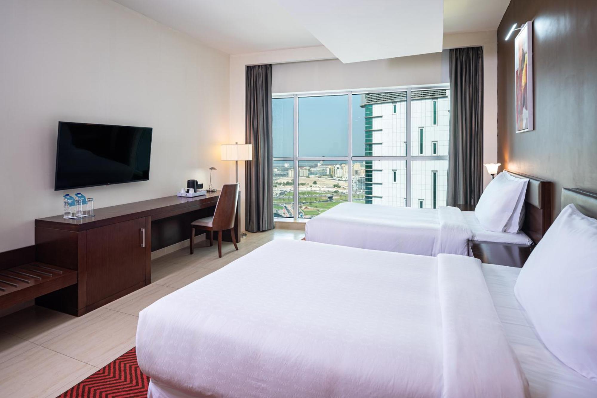 Executive Zimmer mit 2 Queensize-Betten und Blick auf die Skyline
