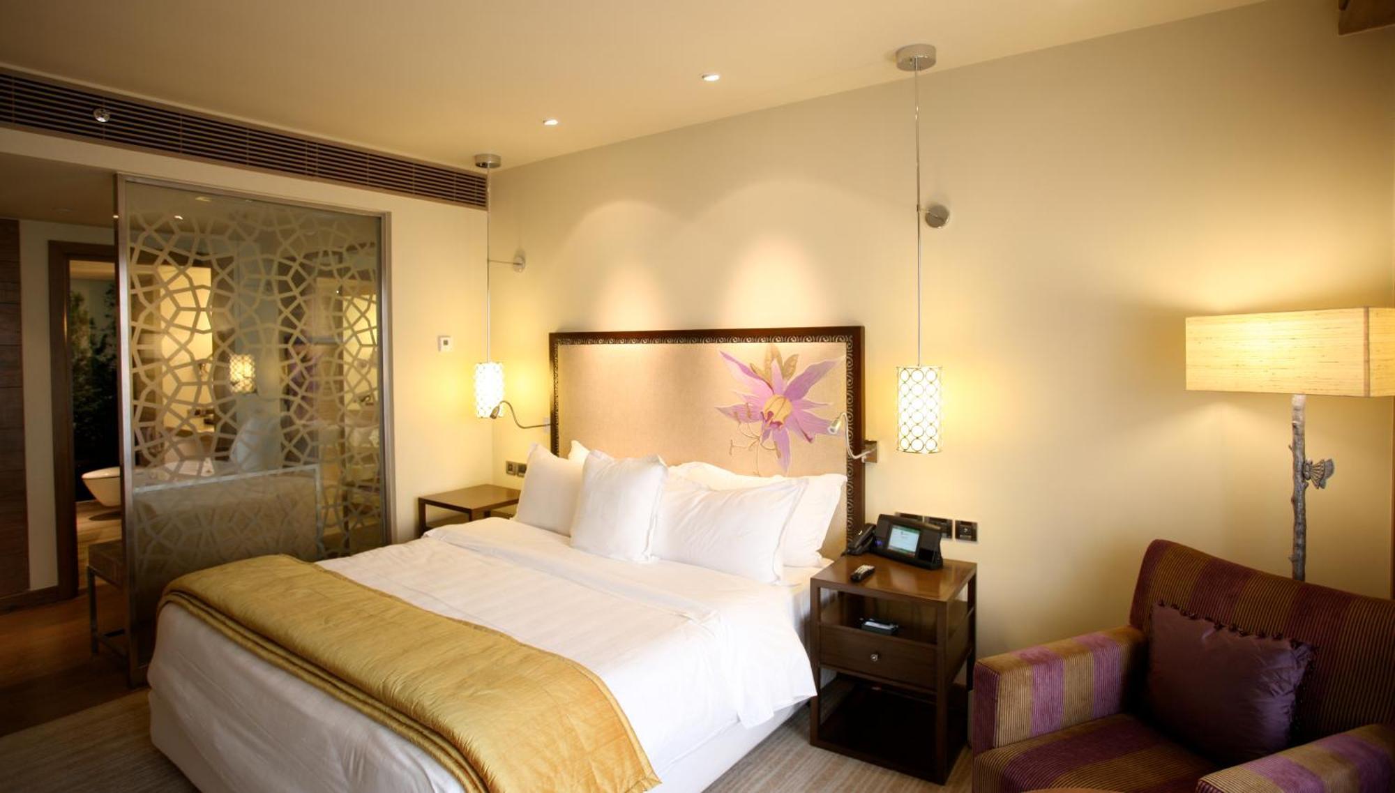 ITC One - Zimmer auf der Club-Ebene mit 1 Kingsize-Bett, Poolblick und Balkon