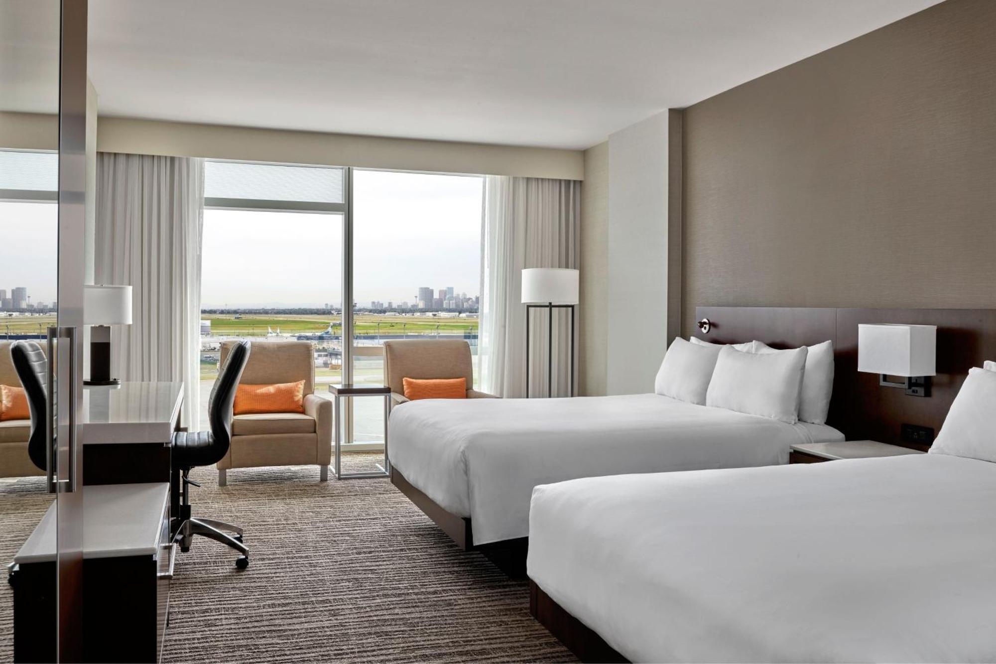 Zimmer mit 2 Queensize-Betten und Flughafenblick