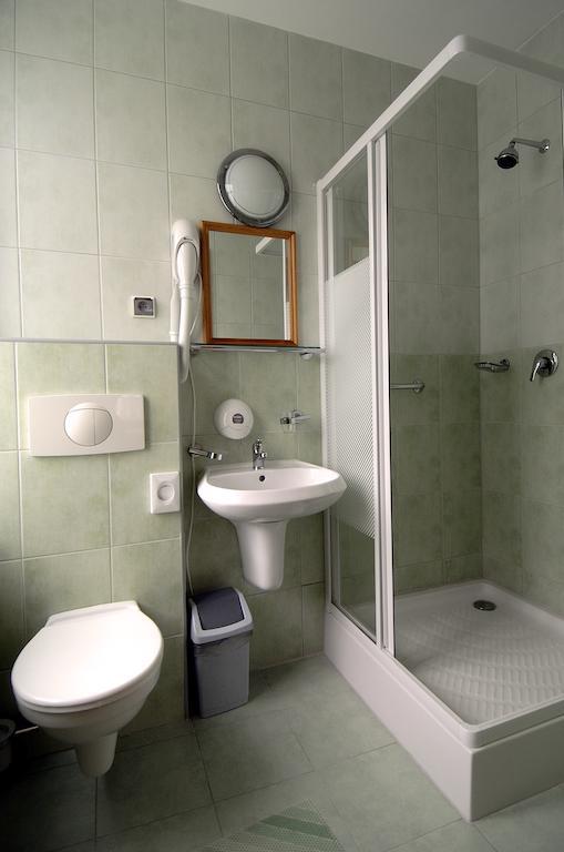 Doppel- oder Zweibettzimmer