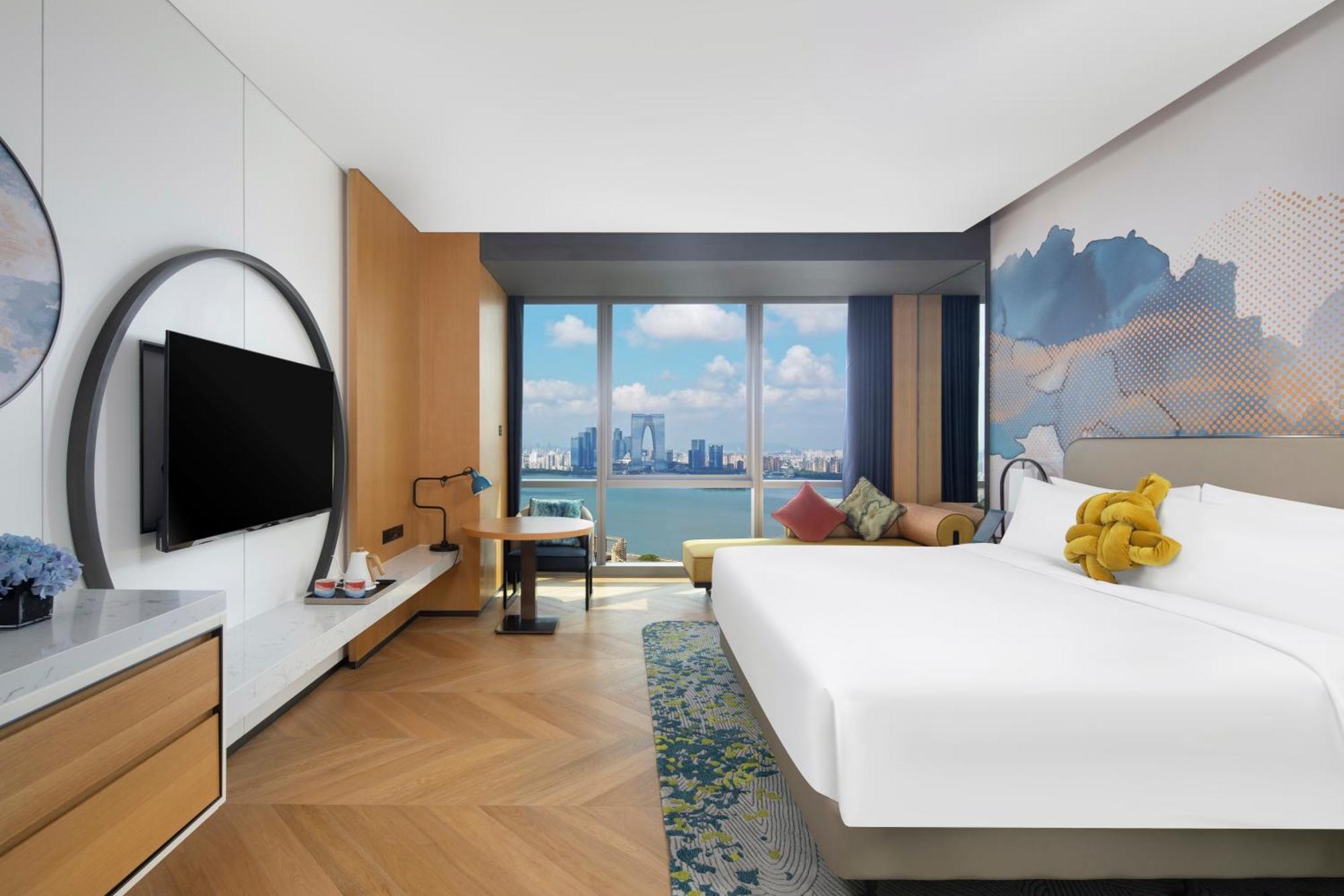 Zimmer mit Kingsize-Bett und Seeblick