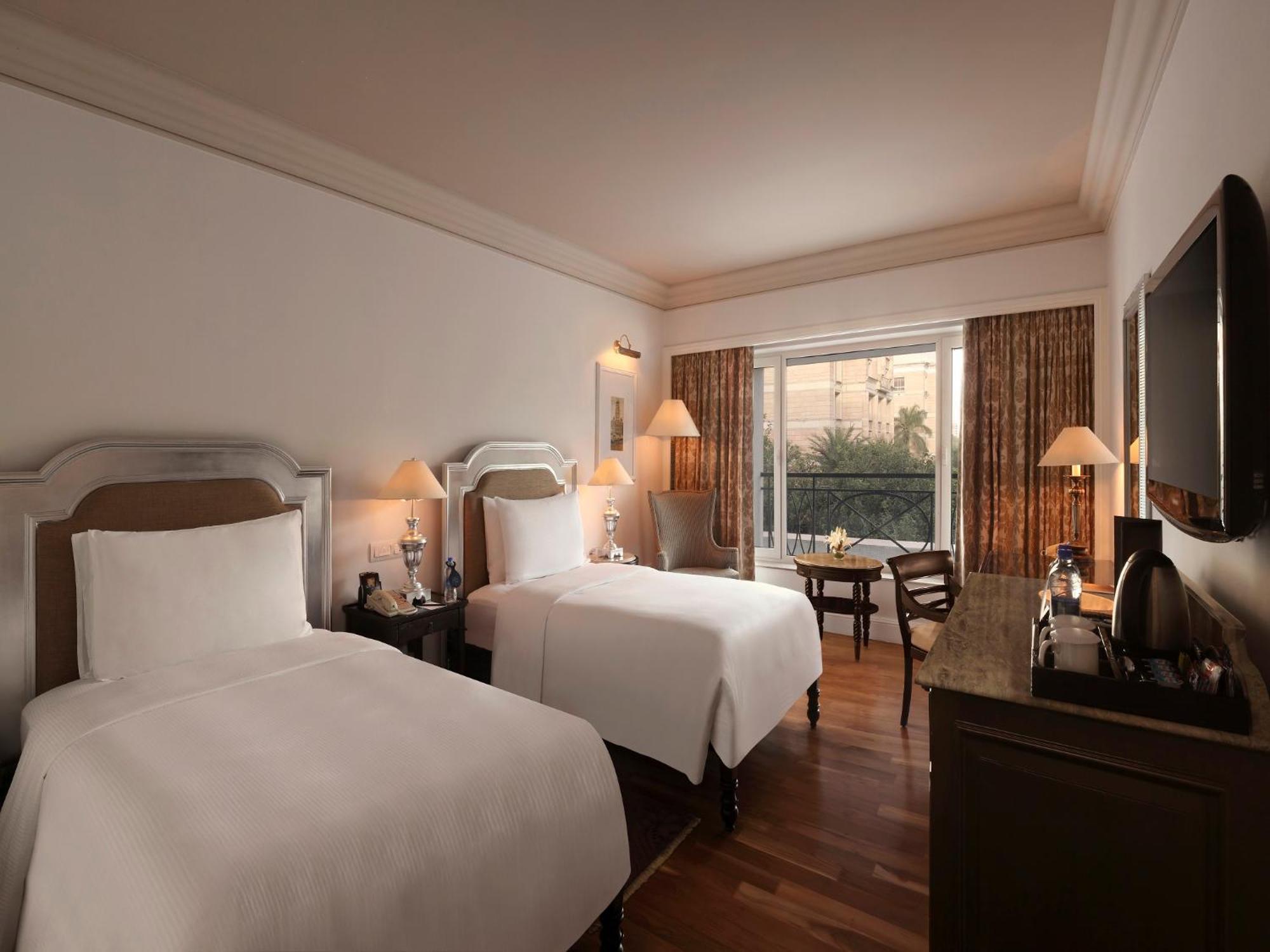 Zweibettzimmer mit Poolblick