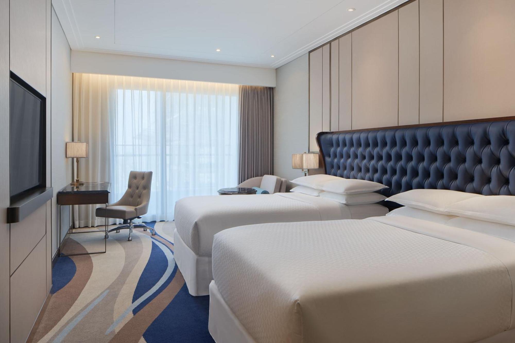 Deluxe Twin, Guest room, 2 twin/single beds, Partial Ocean View, Balcony, Bathtub