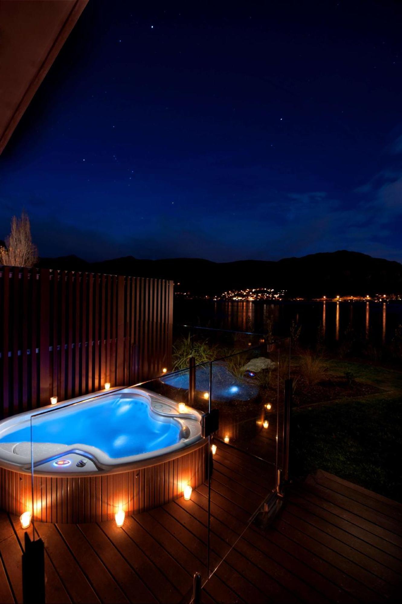 Zimmer direkt am See mit Kingsize-Bett und Whirlpool