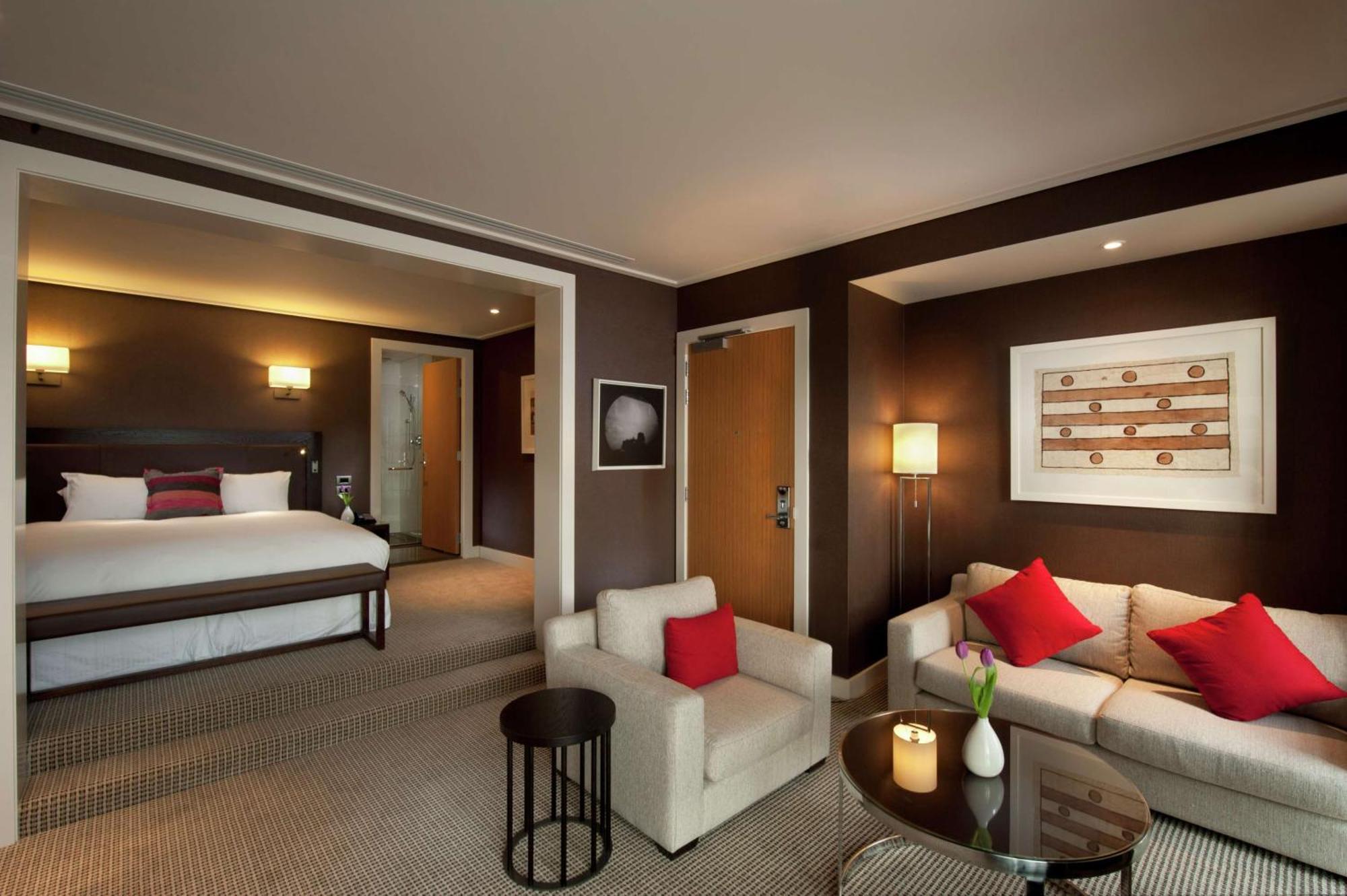 Deluxe Zimmer mit Kingsize-Bett und Seeblick