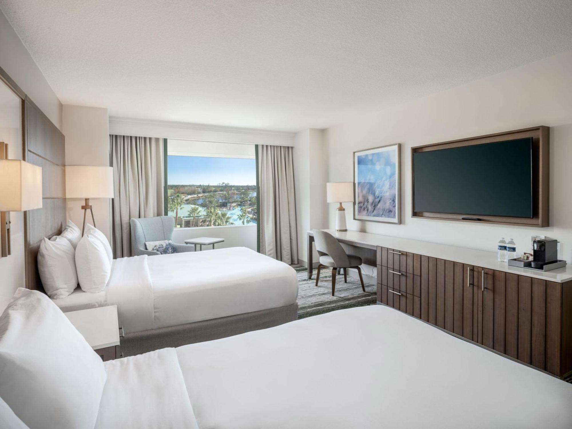 Zimmer mit Kingsize-Bett und Blick auf Disney Springs