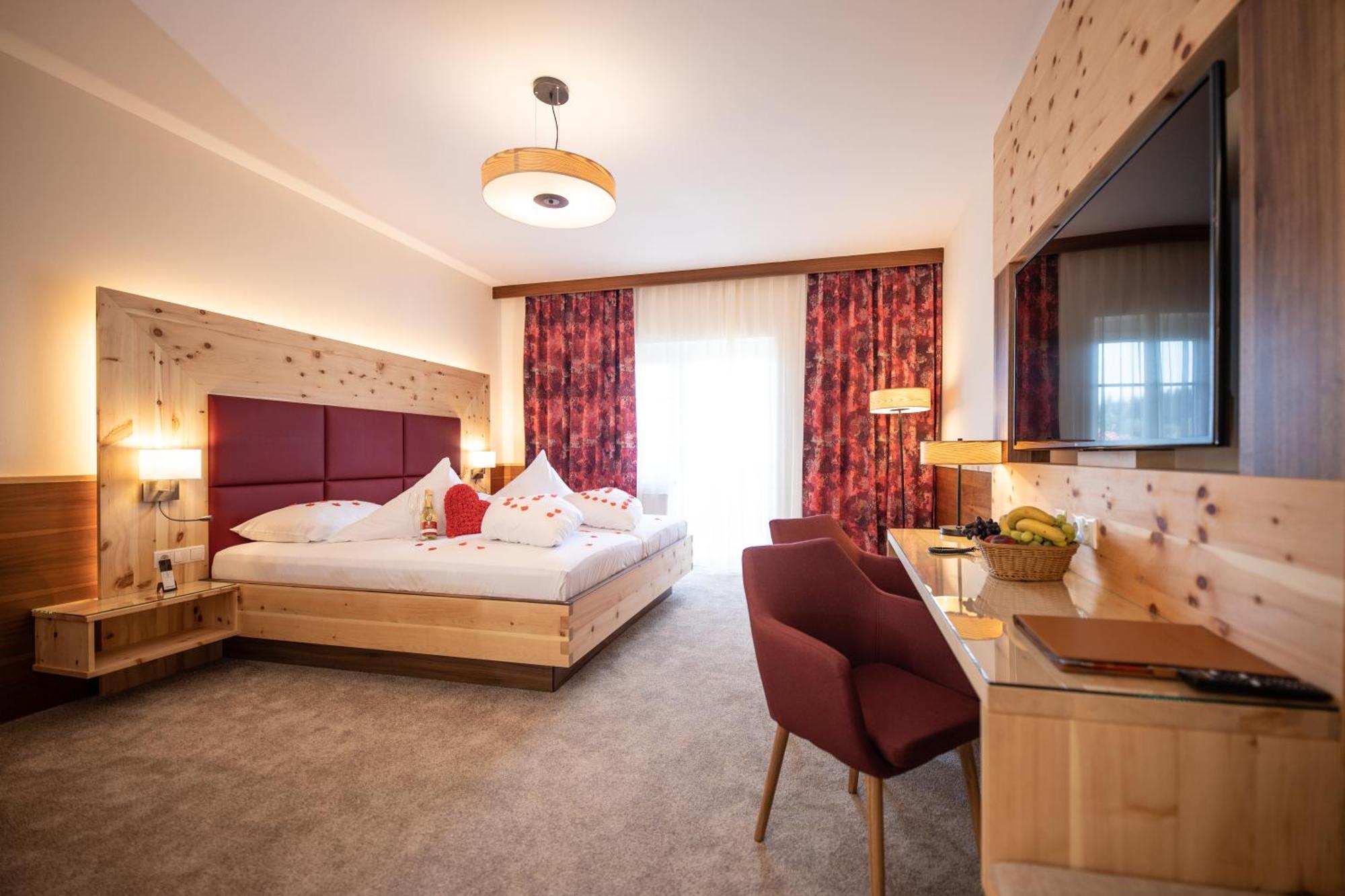 Romantische Zirbensuite mit Balkon und Thermenblick
