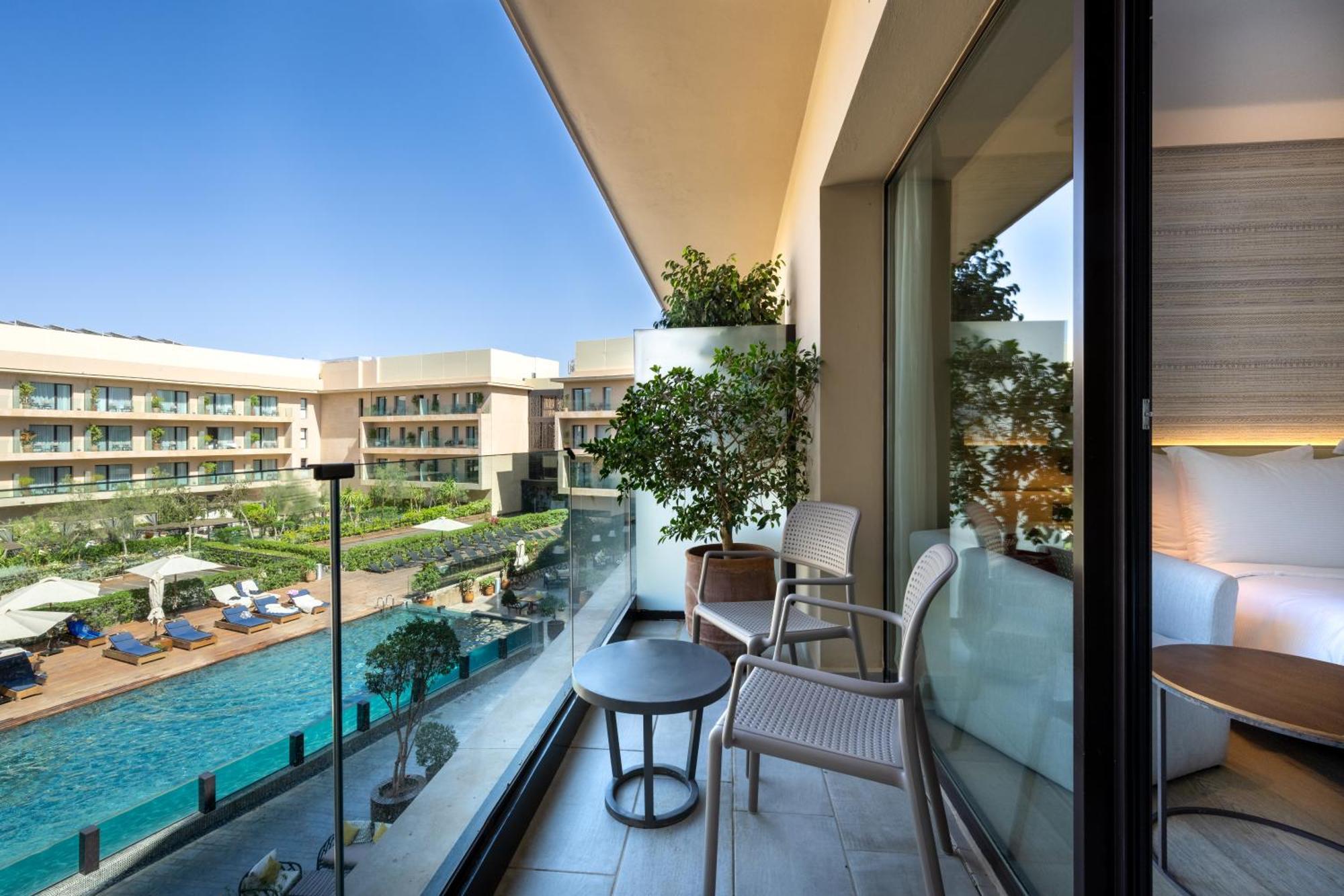 Superior Zimmer mit Poolblick und Balkon
