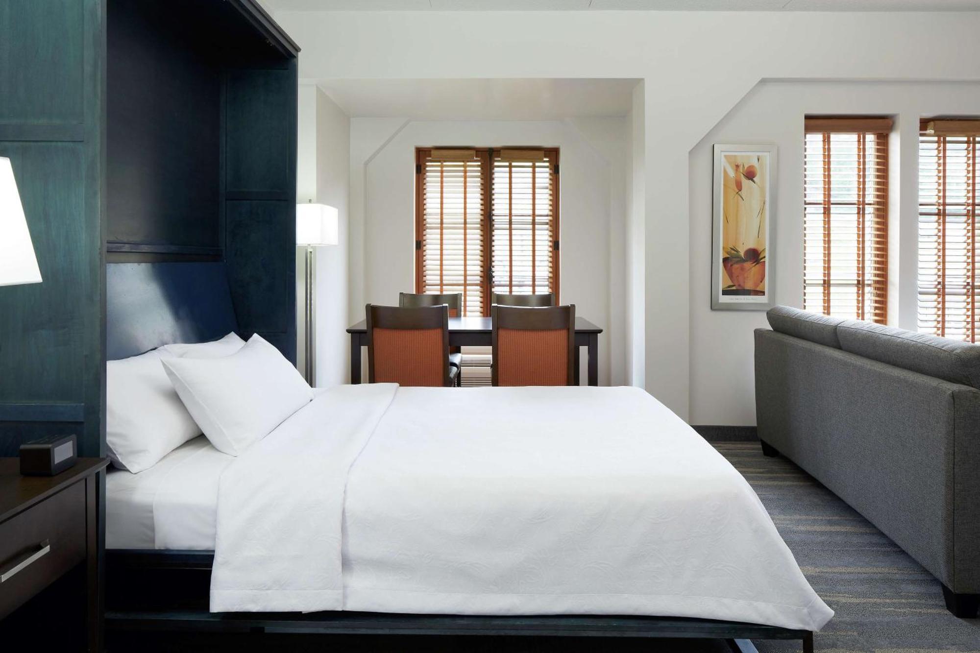 Studio im Murphy-Stil mit Queensize-Bett und Kamin