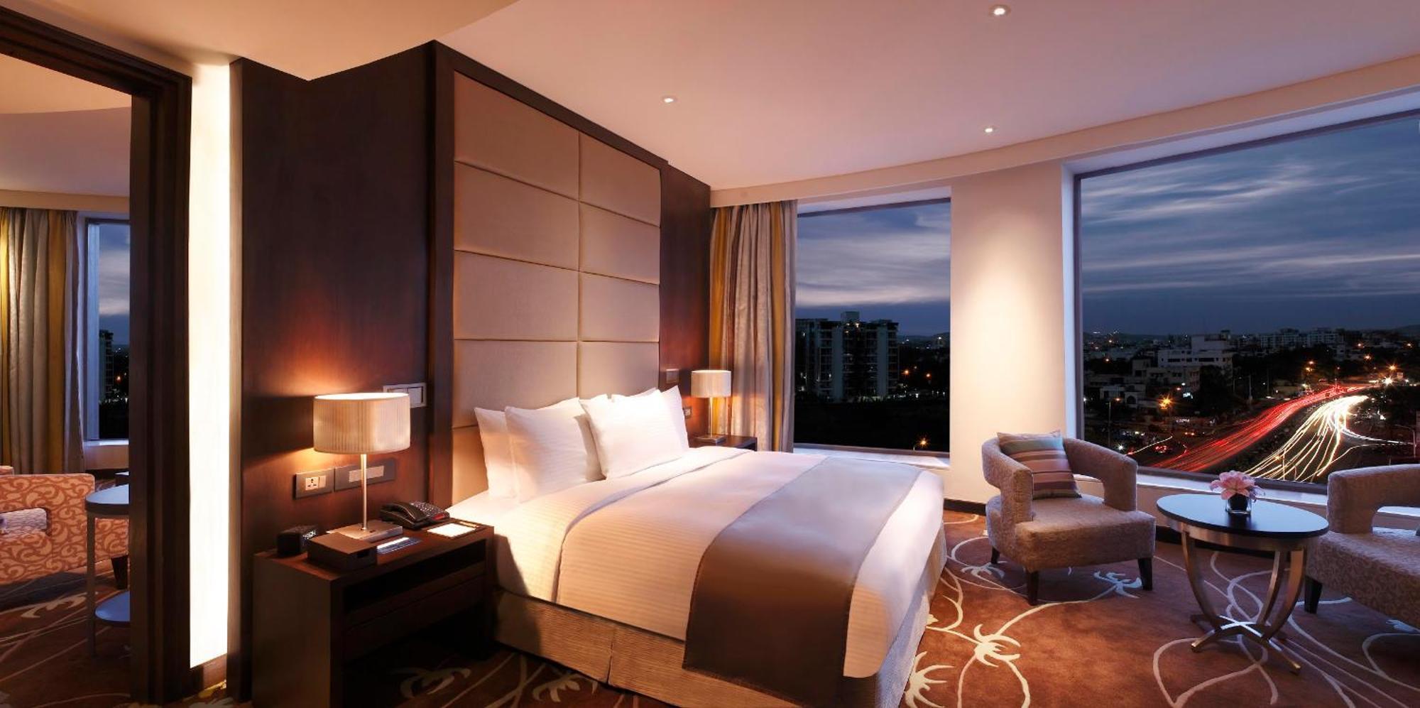 Zimmer mit Kingsize-Bett und Stadtblick