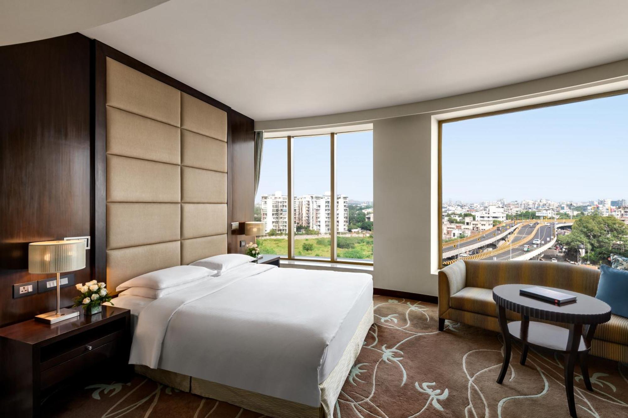 Suite mit 1 Schlafzimmer mit Kingsize-Bett und Stadtblick