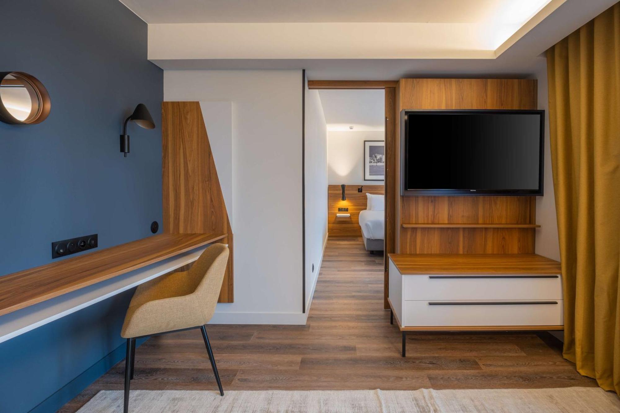 Suite with Balcony and City View,1551588109:JPEG