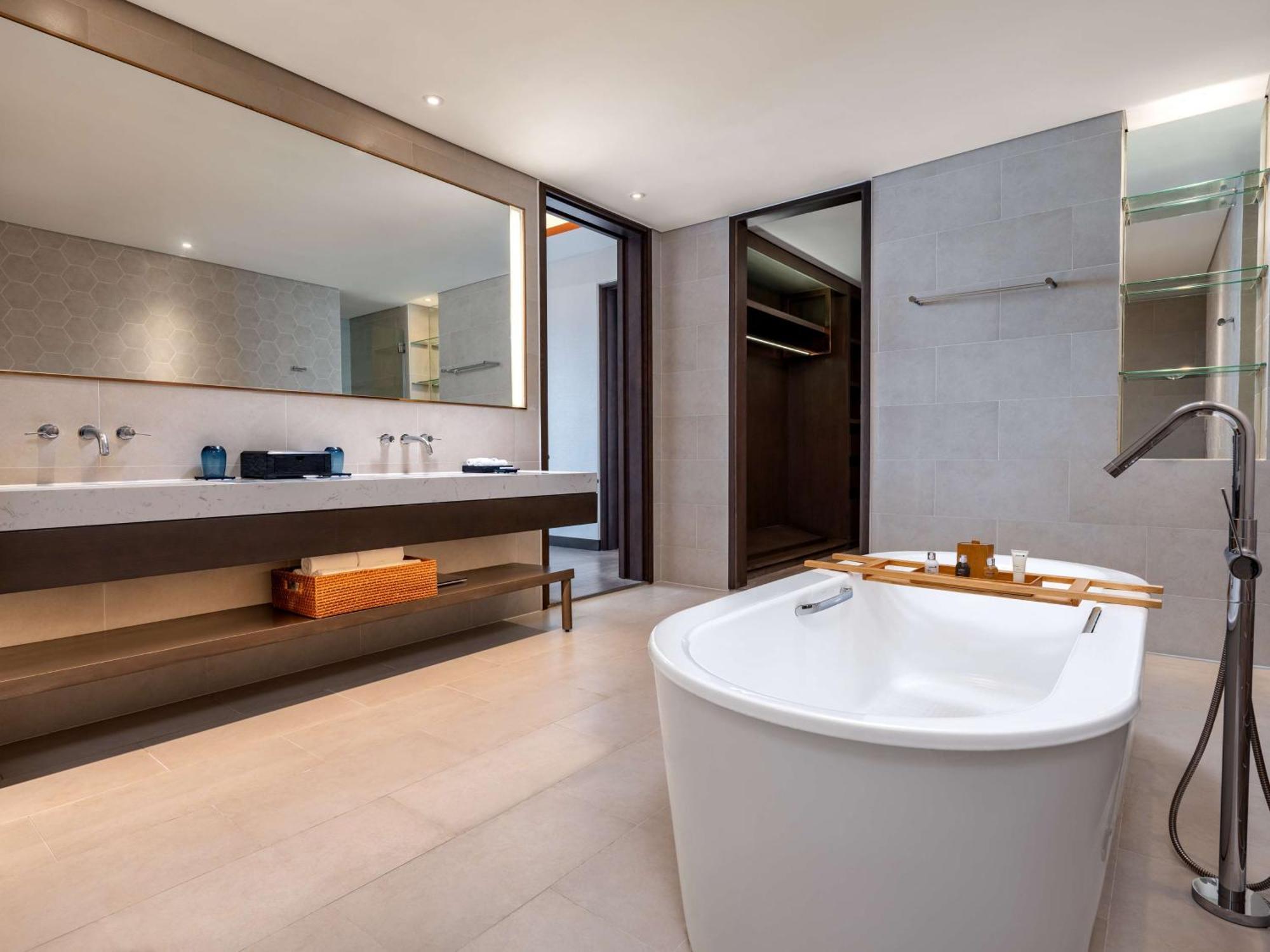 Executive Suite with Ocean View - Free Access to Executive Lounge