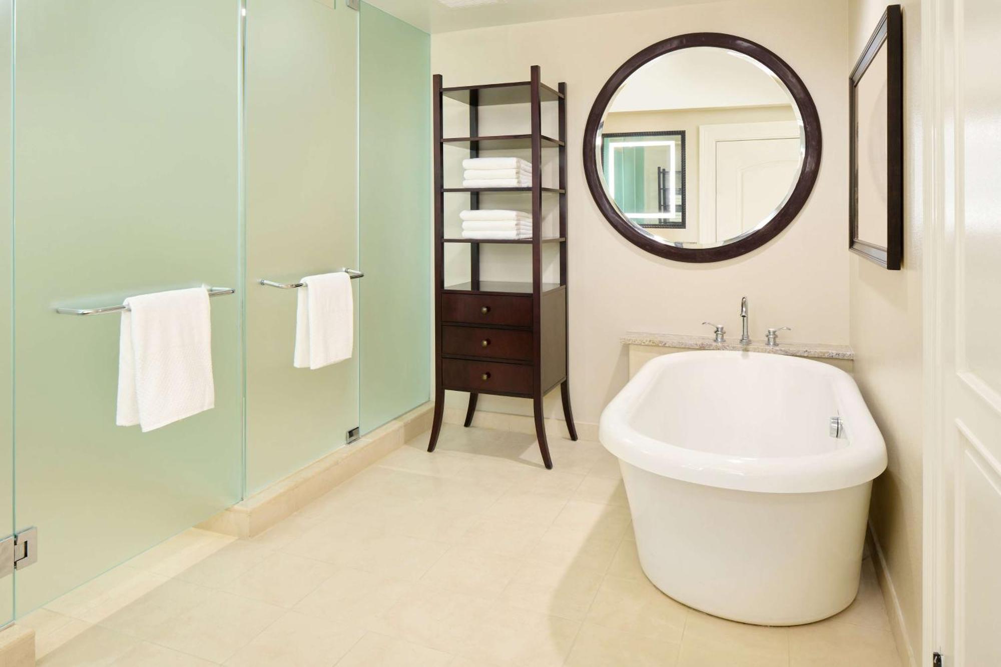 Deluxe Suite mit 1 Schlafzimmer, Kingsize-Bett und Blick auf das Resort