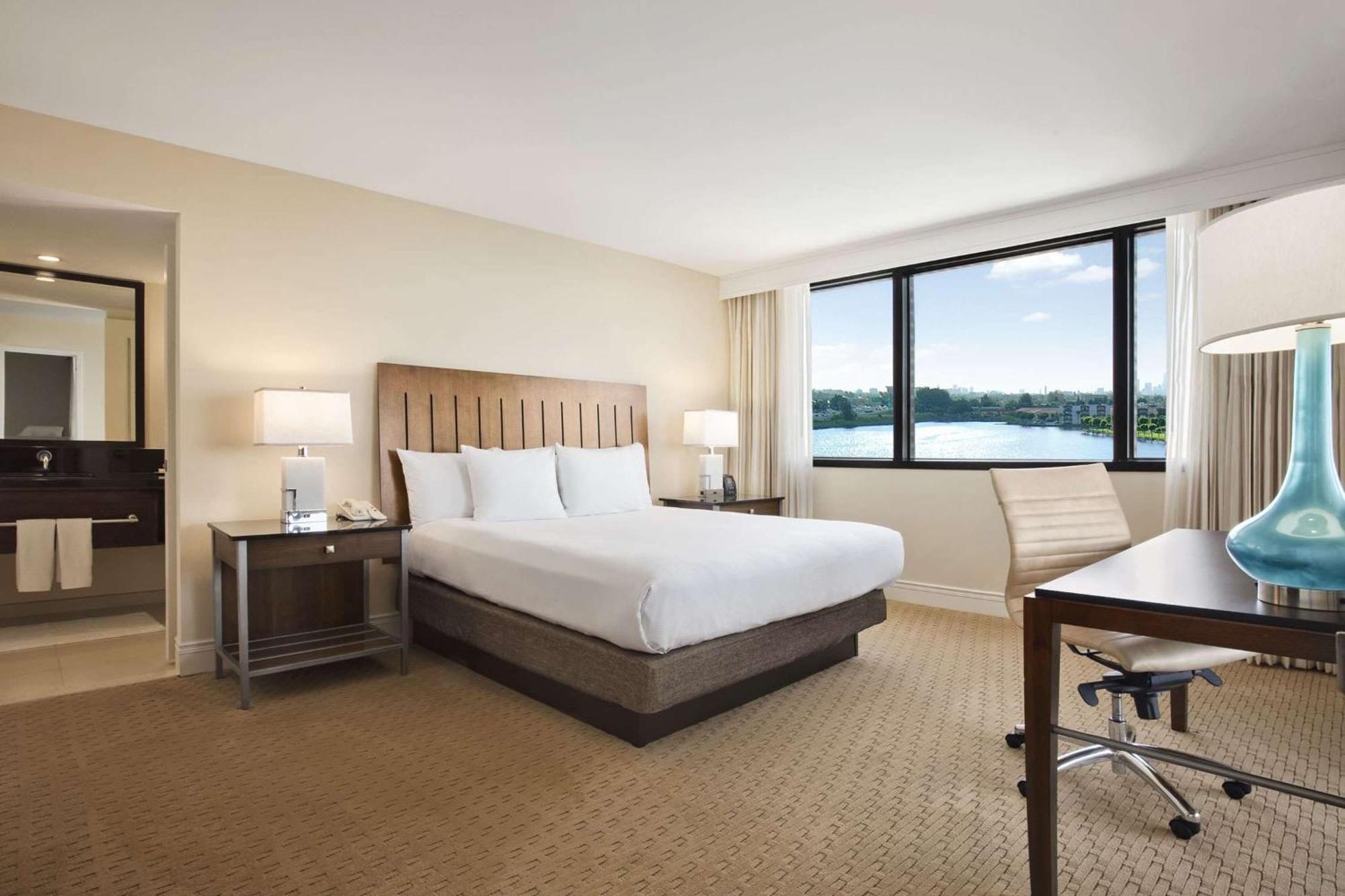 Zimmer mit Kingsize-Bett und Aussicht auf die Lagune
