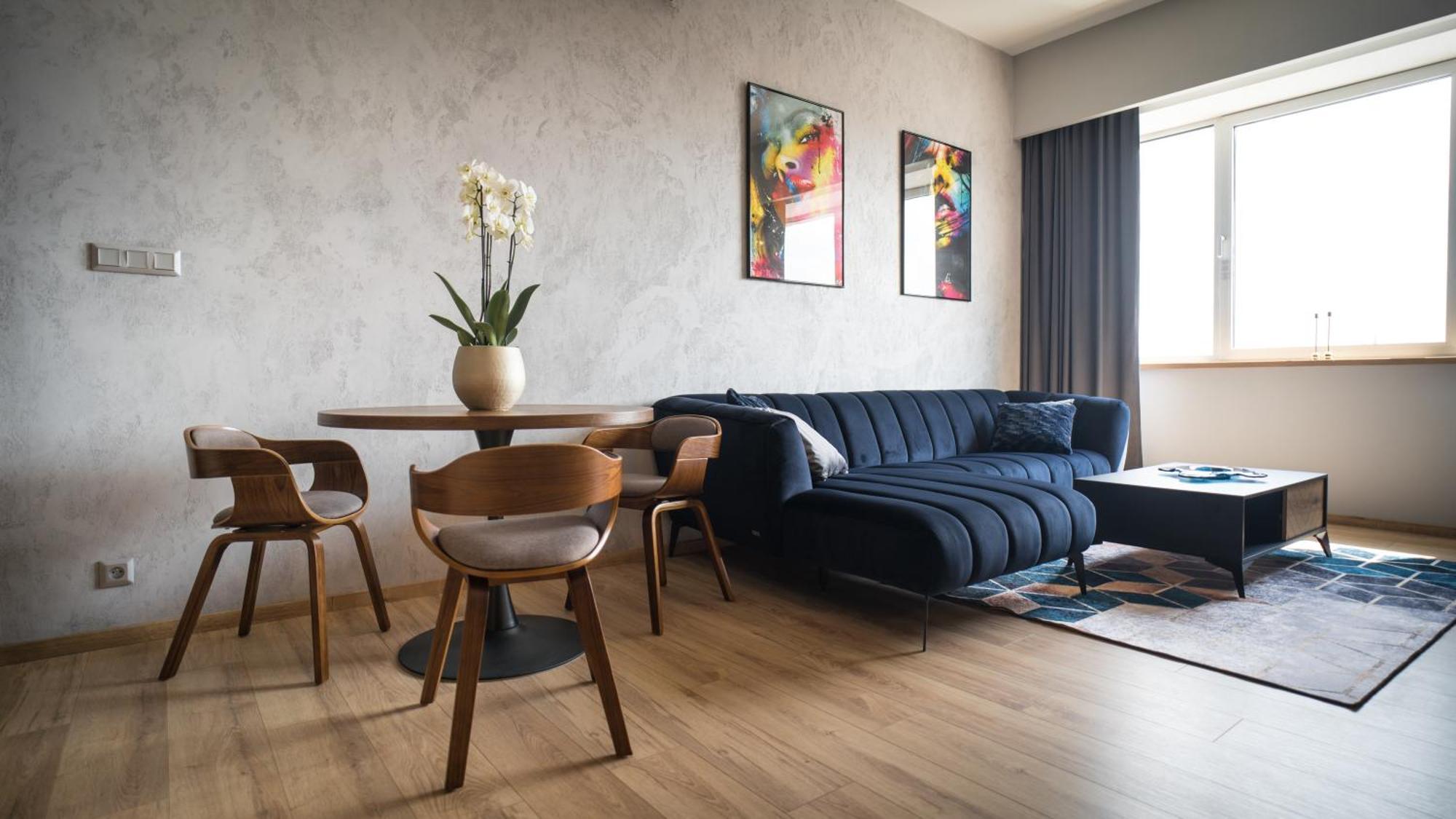 Suite mit Kingsize-Bett, Schlafsofa und Blick auf die Stadt
