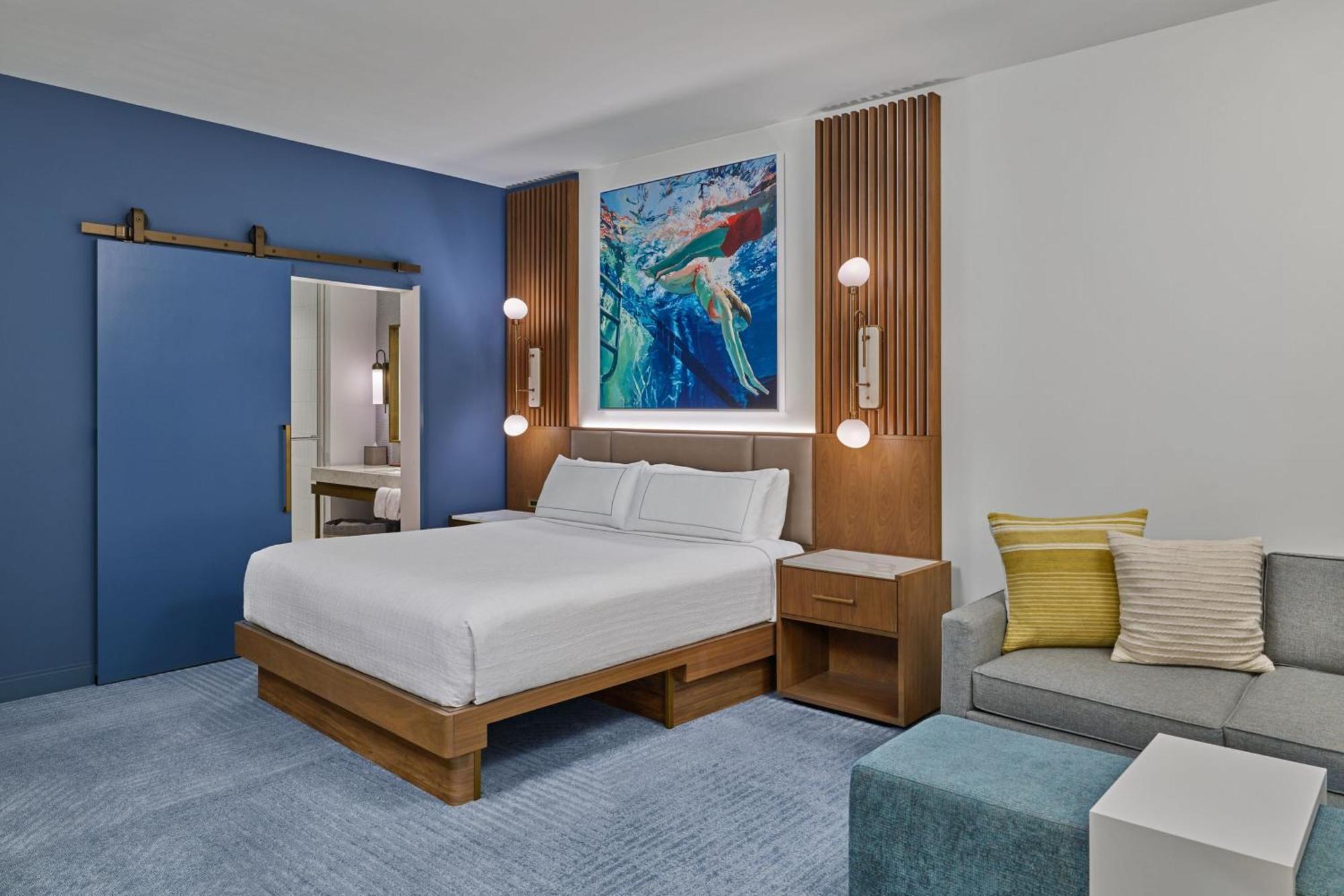 Junior Suite mit 1 Kingsize-Bett und Schlafsofa – beinhaltet frühen Eintritt zu den Disney-Themenparks