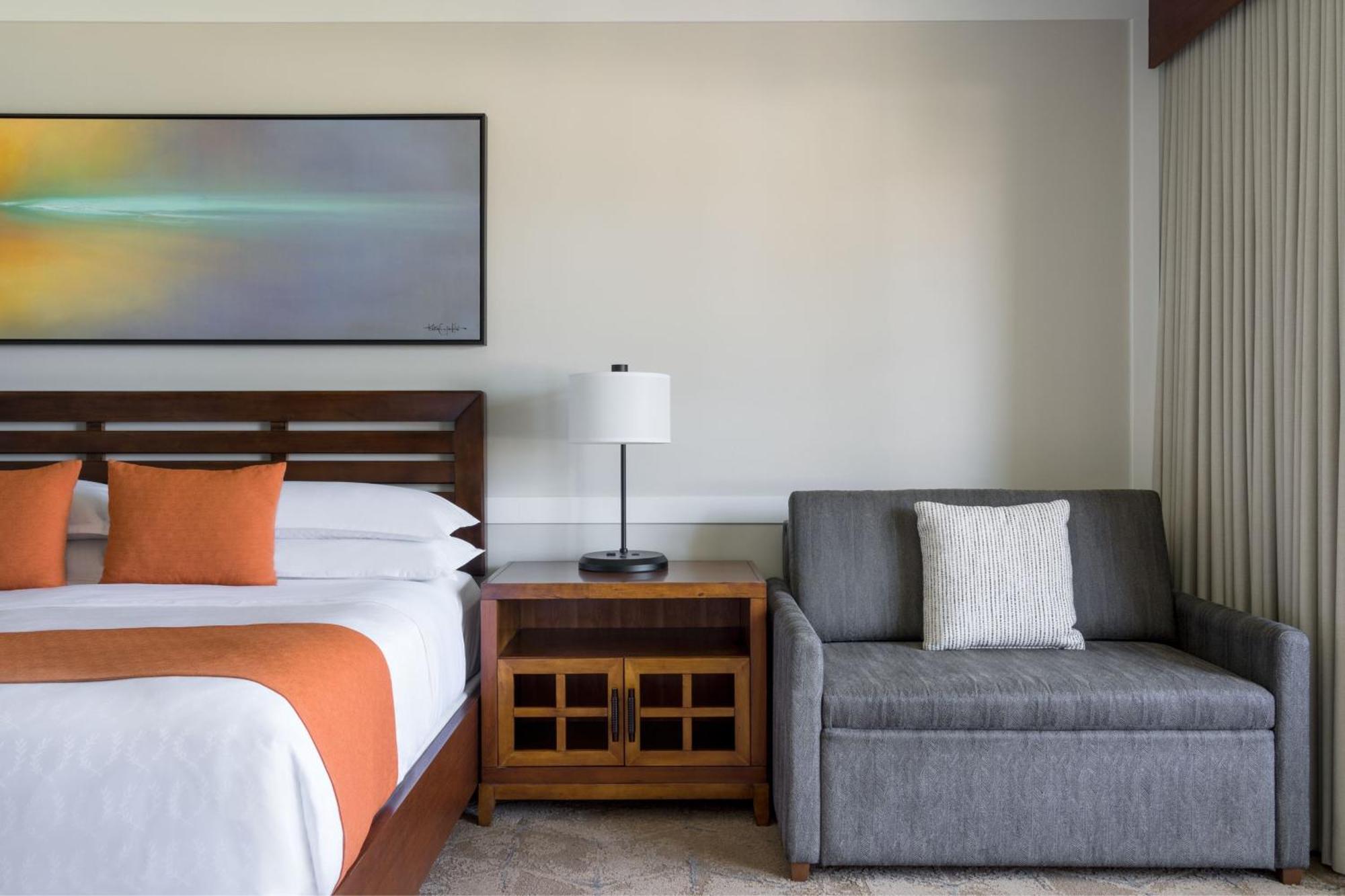 Zimmer mit Kingsize-Bett und Meerblick