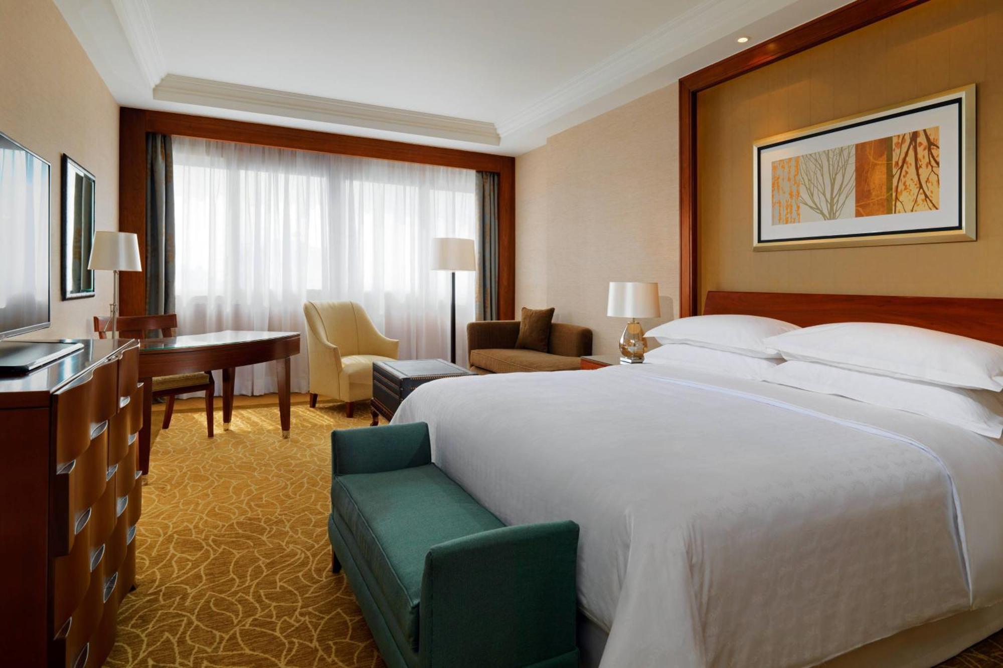 Deluxe Gästezimmer, 1 Kingsize-Bett, Pool und Stadtblick, Balkon
