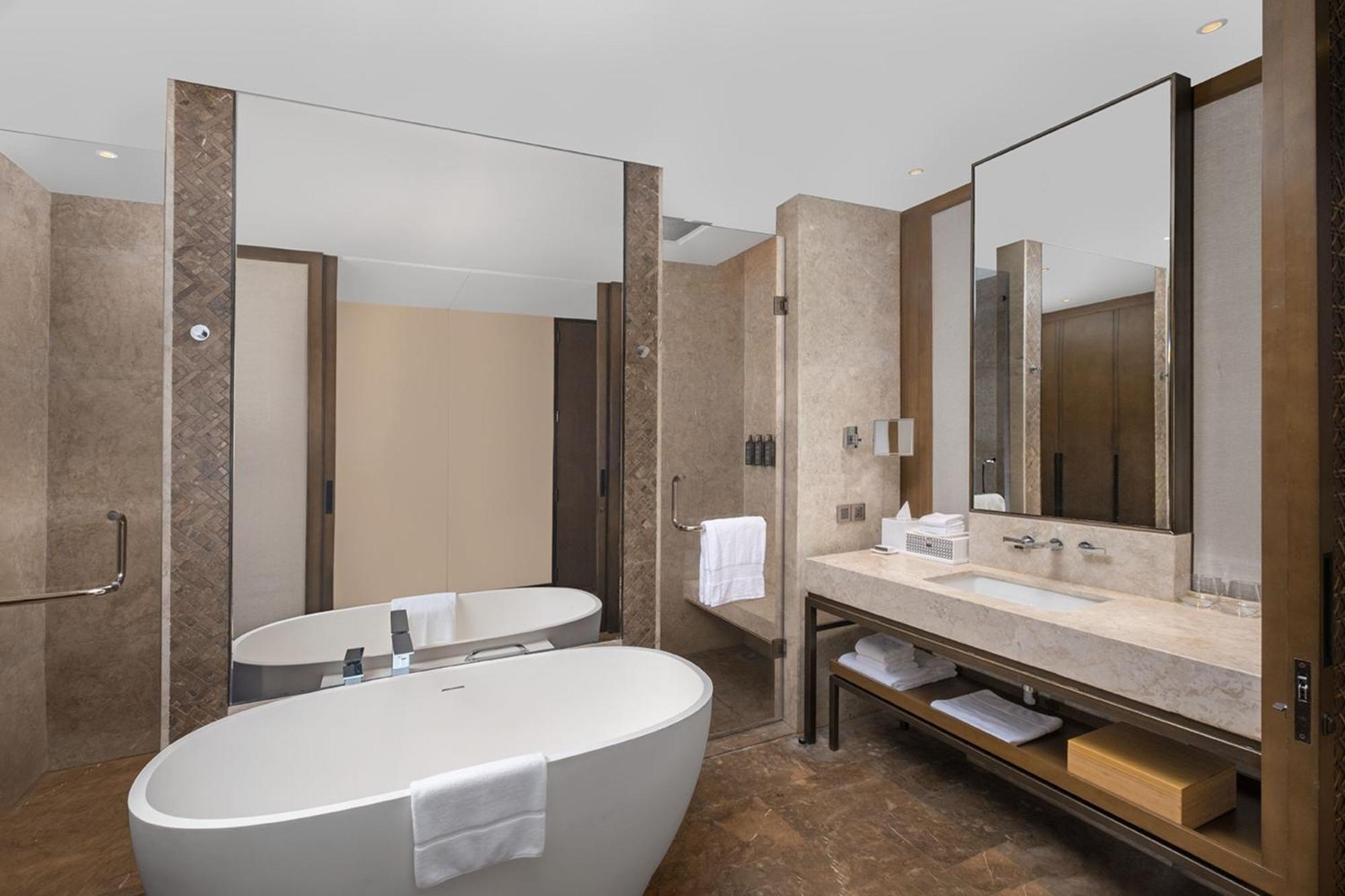 Zimmer mit Kingsize-Bett, Balkon und Meerblick