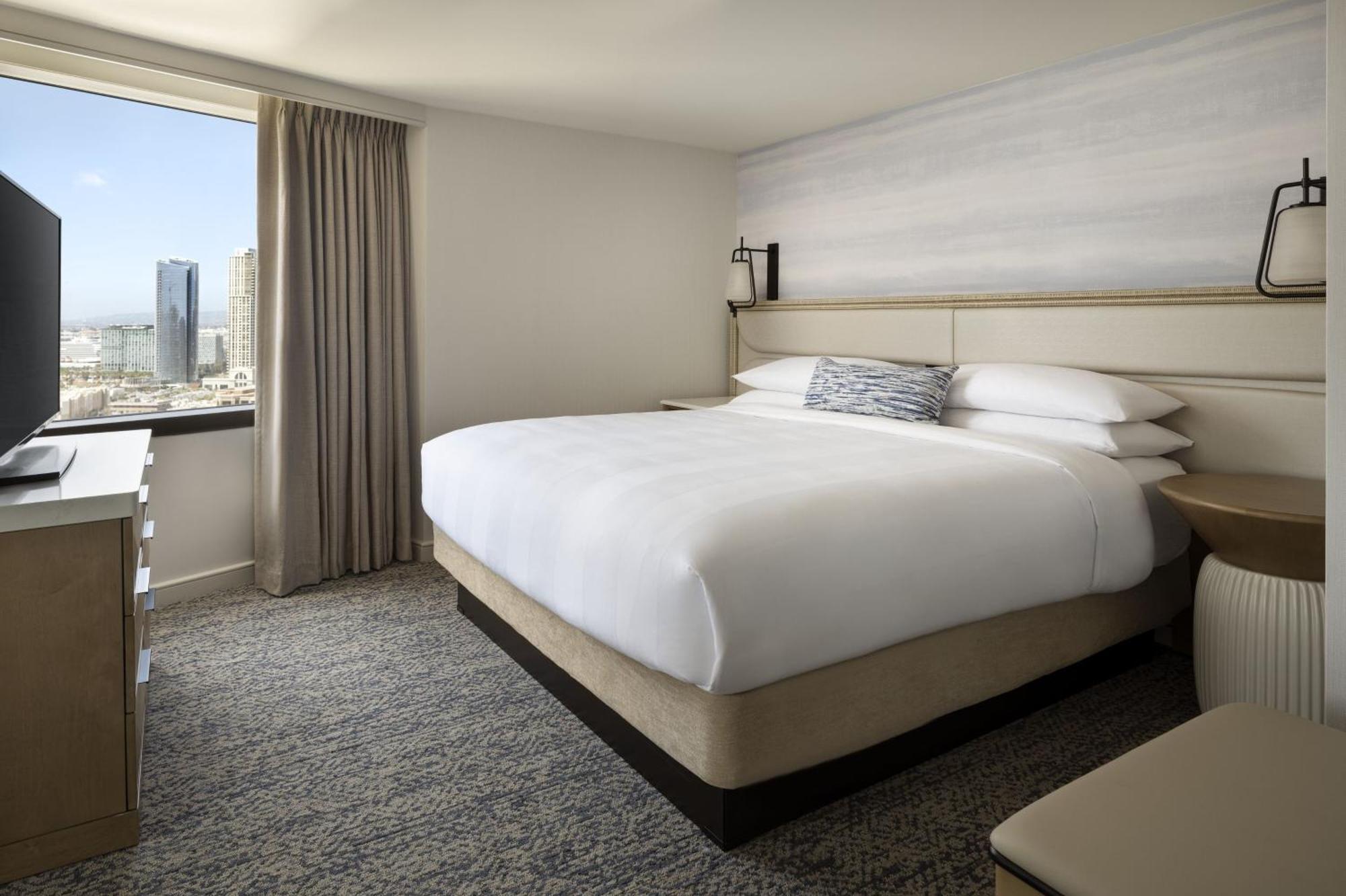 Executive Suite mit 1 Schlafzimmer, 1 Kingsize-Bett, Schlafsofa und Blick auf die Bucht
