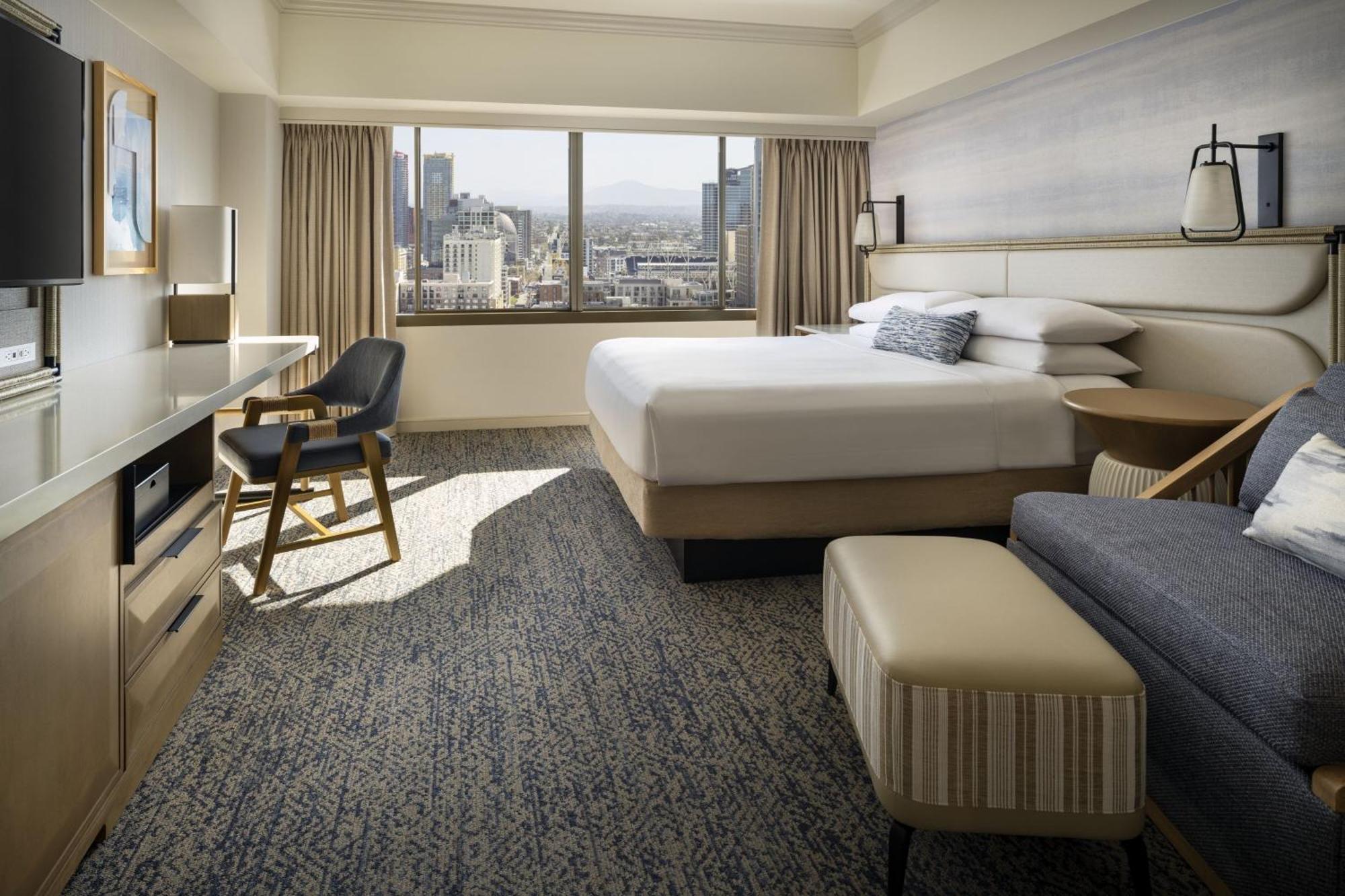 Zimmer mit 1 Kingsize-Bett und Stadblick