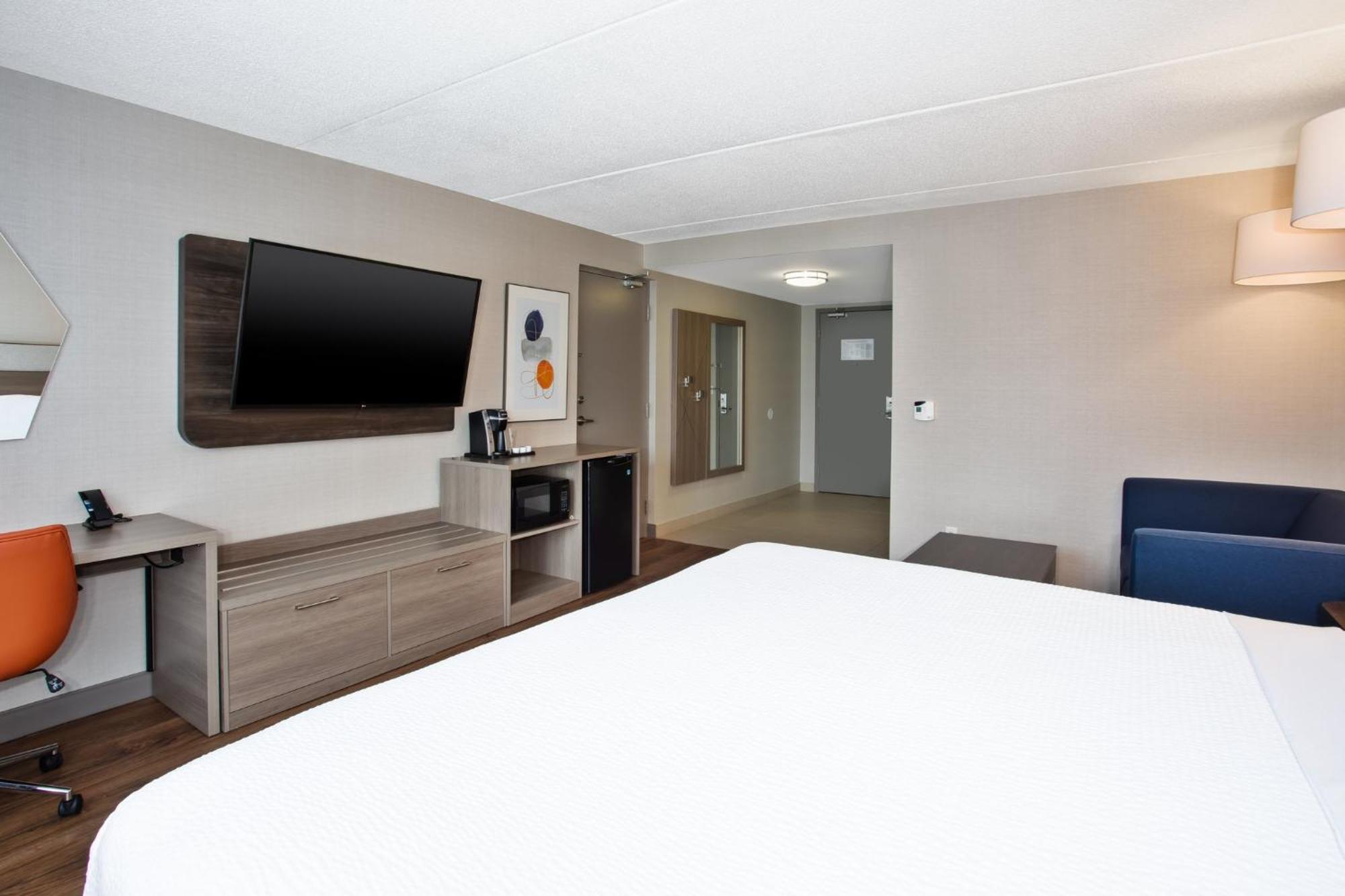 Standard Zimmer mit Kingsize-Bett und rollstuhlgerechter Dusche – barrierefrei