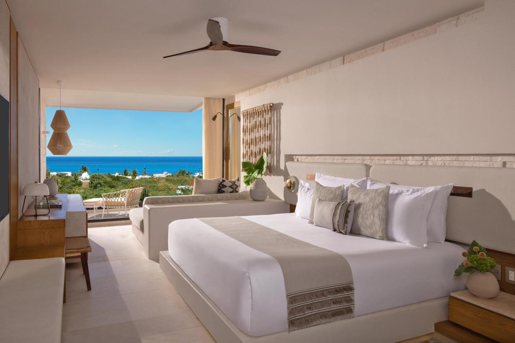 Junior Suite mit Kingsize-Bett und seitlichem Meerblick