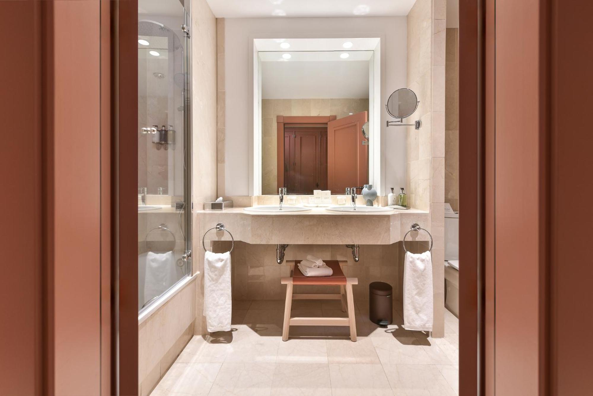 Junior Suite mit teilweisem Meerblick (2 Erwachsene + 1 Kind)