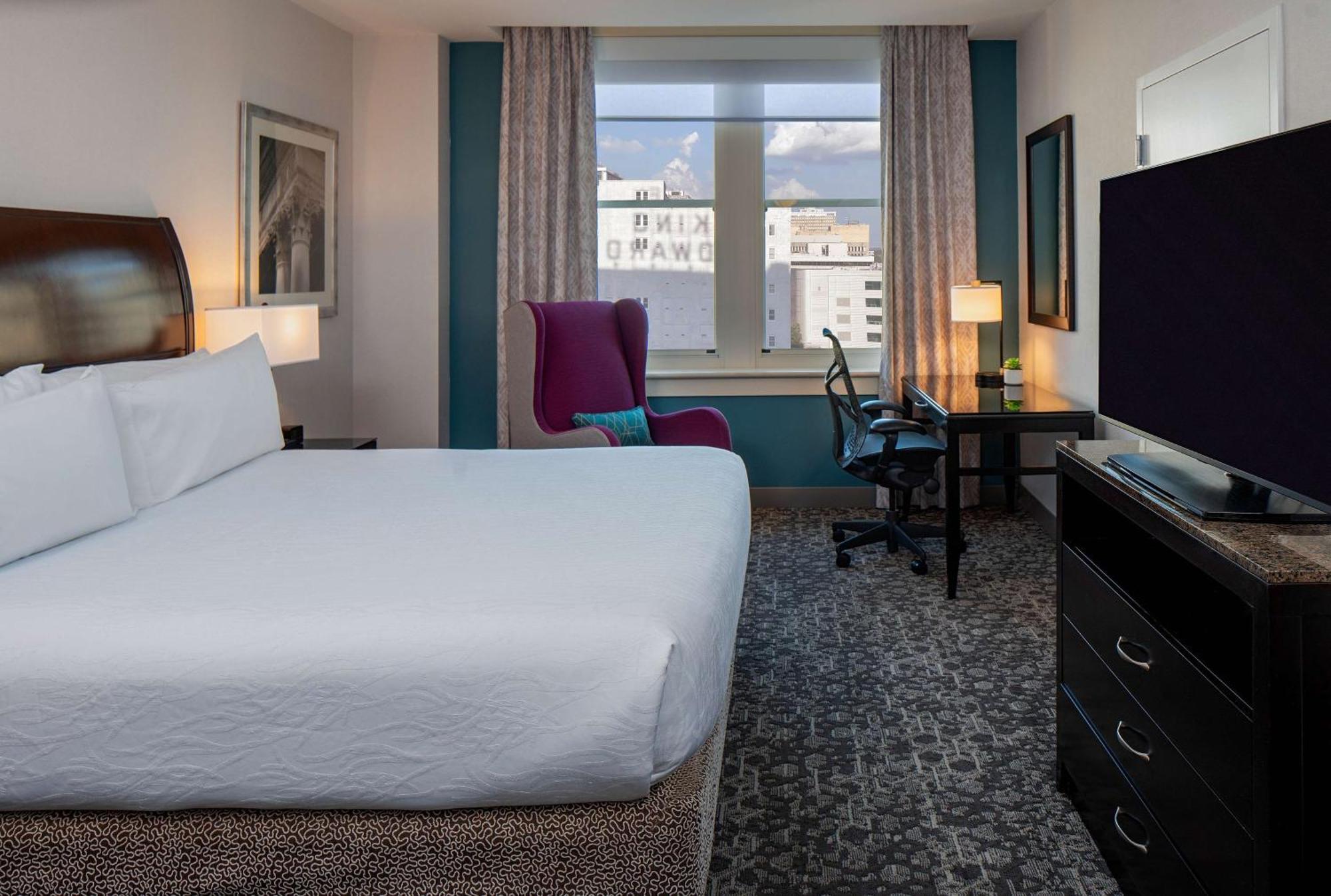 King Room Bath Tub Mobility Access