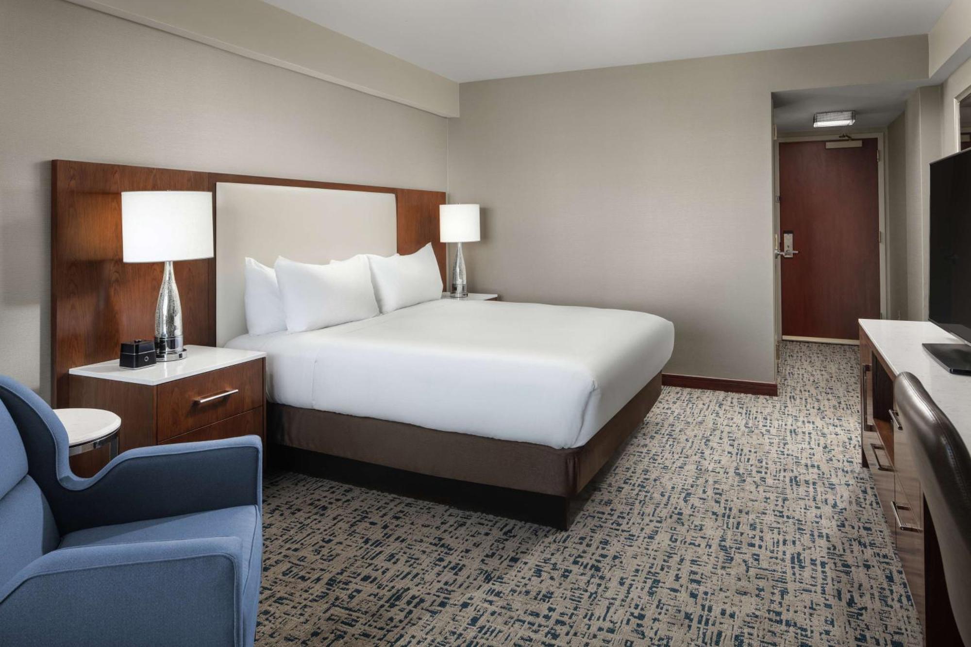 Business Zimmer mit Kingsize-Bett und Blick auf den Flughafen - Nichtraucher