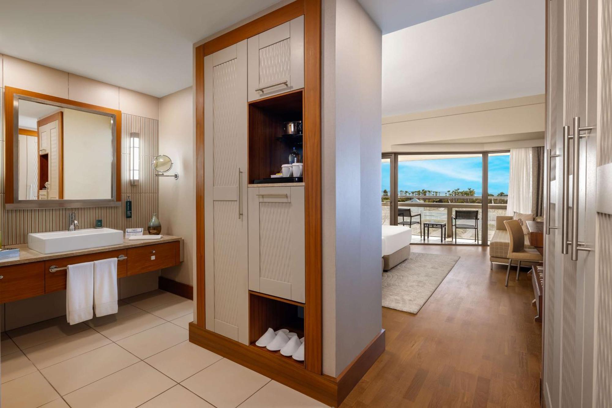 Zimmer mit Kingsize-Bett, Zugang zum Pool und Meerblick