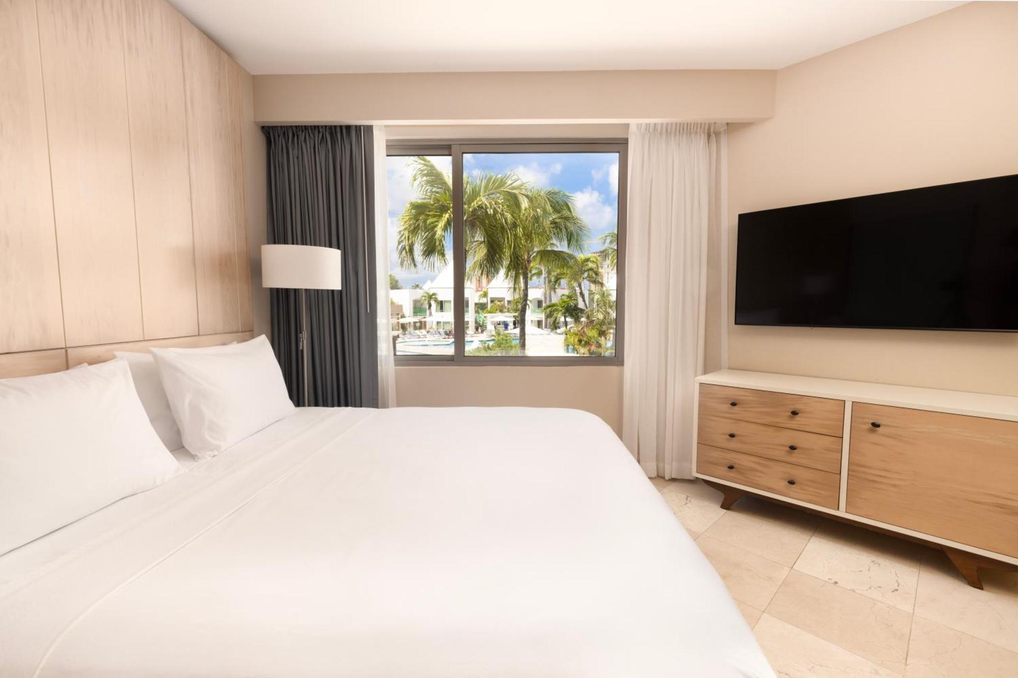 Standard Royal Zimmer mit Poolblick