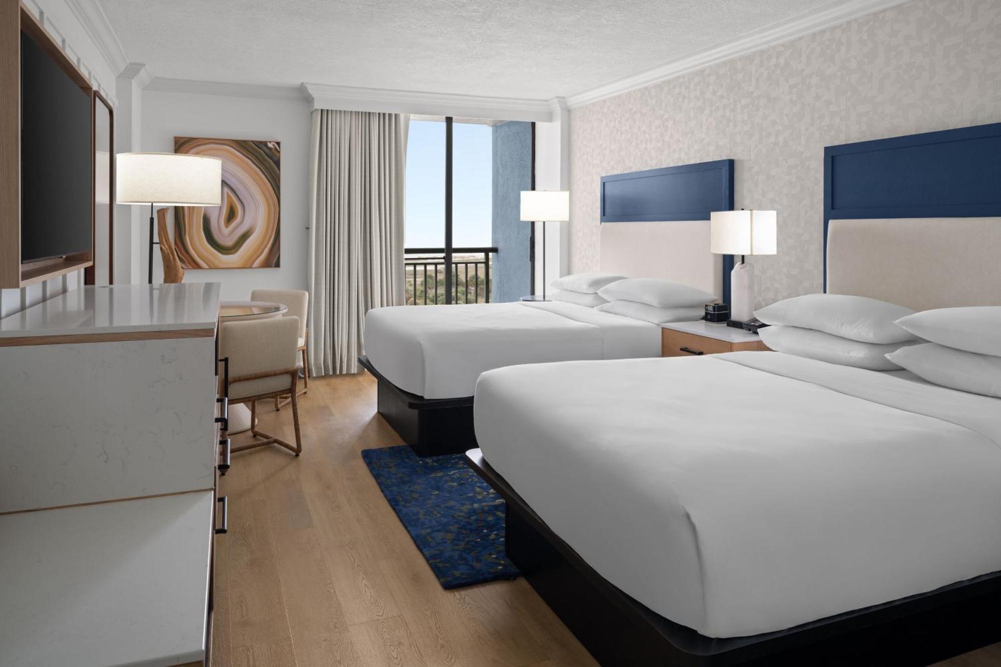 Zimmer mit 2 Queensize-Betten und Balkon - Golf- und Poolseite