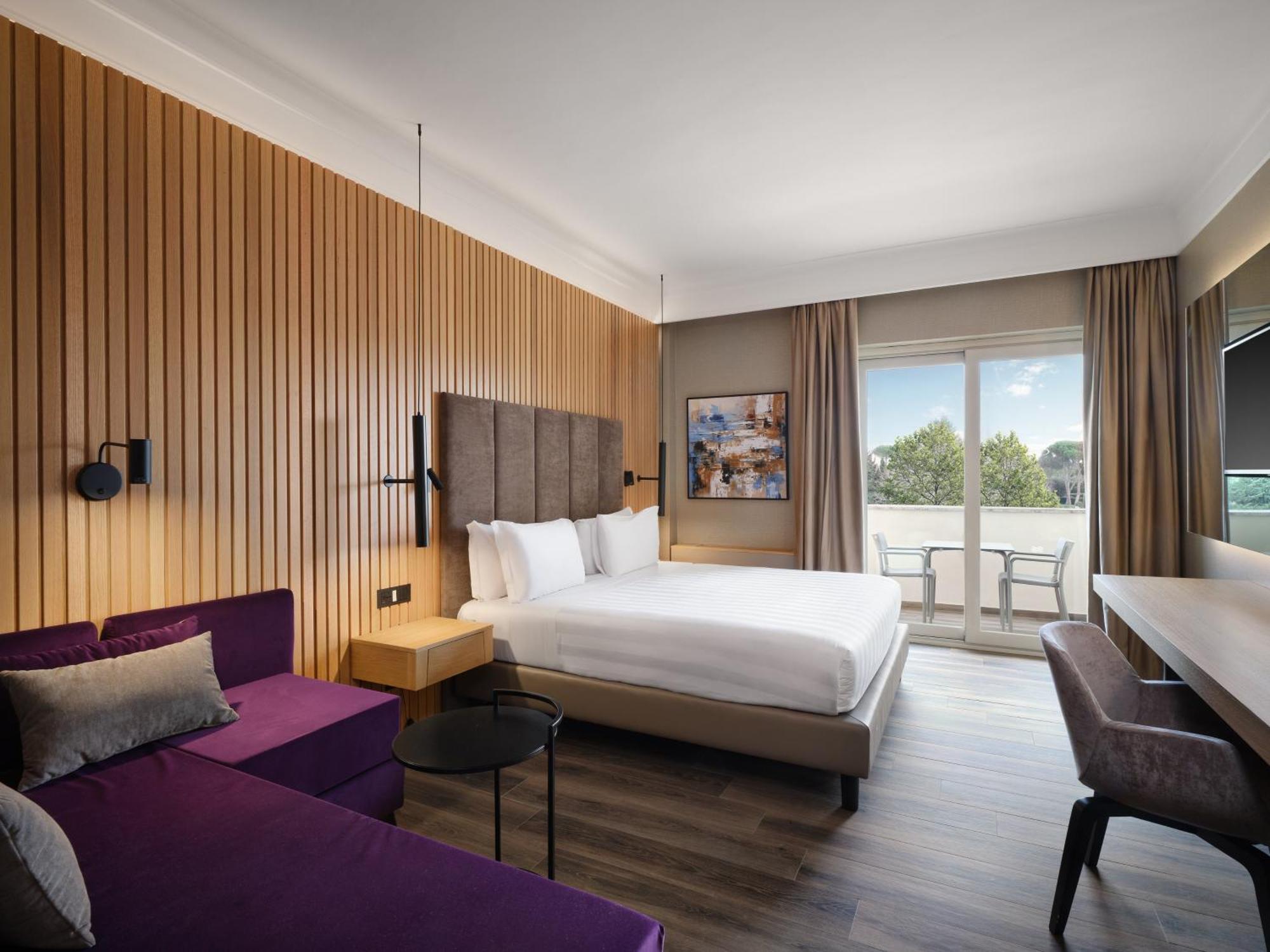 Premium Zimmer mit Kingsize-Bett und Poolblick