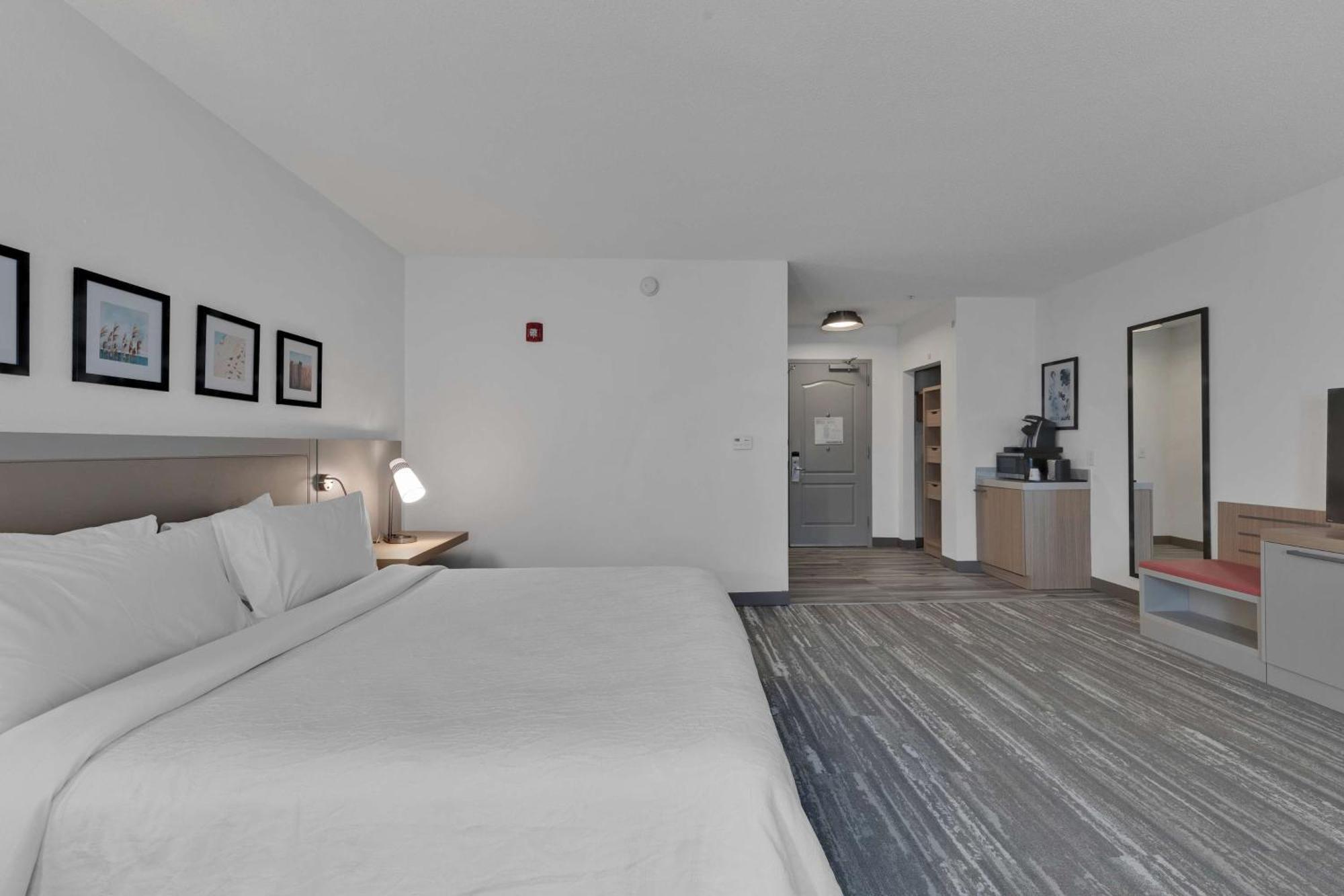 Zimmer mit Kingsize-Bett und Badewanne - barrierefrei