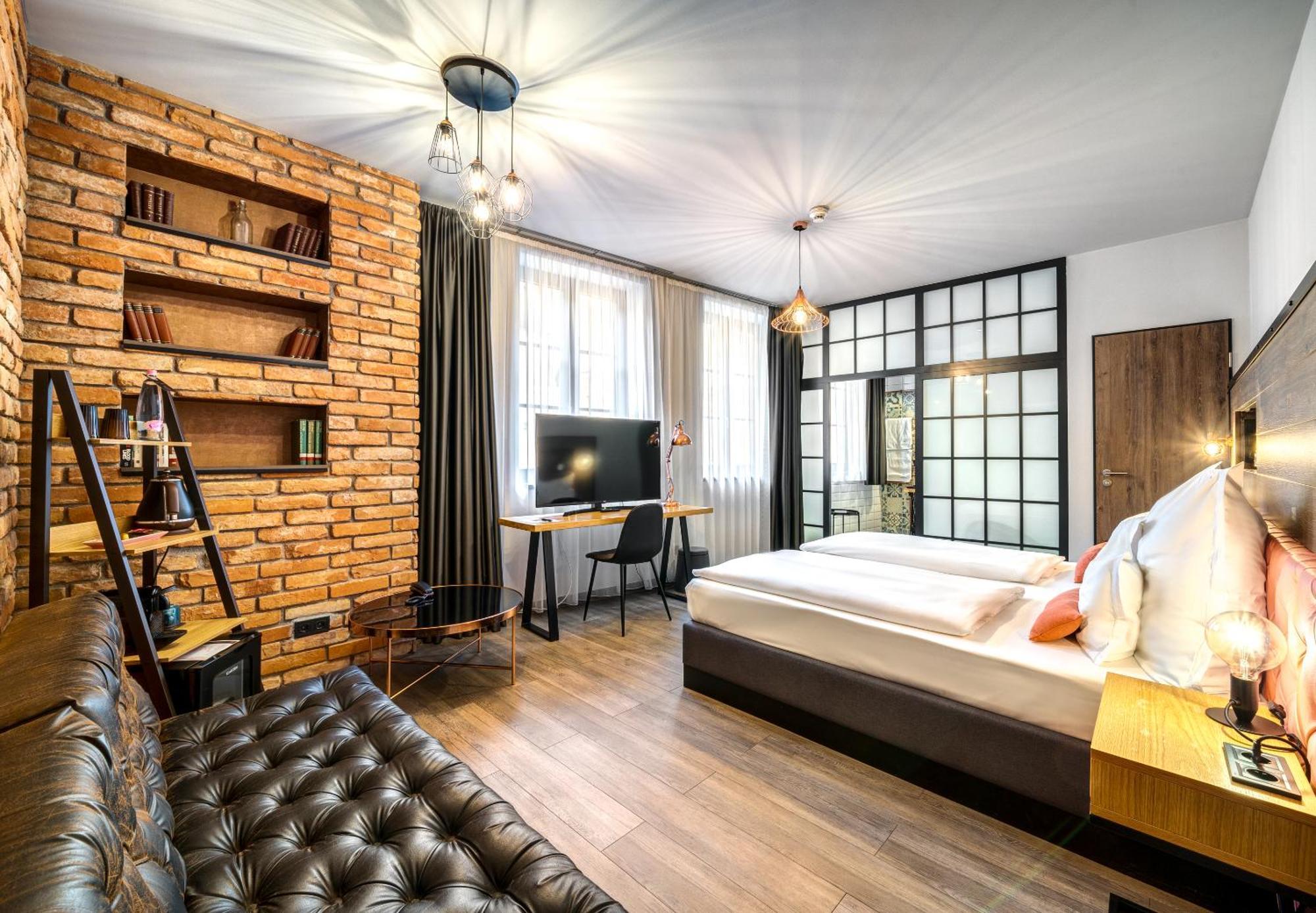 Deluxe Dreibettzimmer mit Badewanne