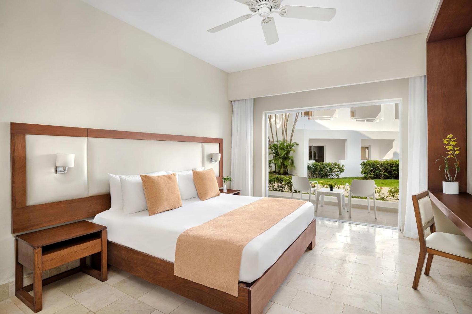 Superior Deluxe Zimmer mit Doppelbett und Blick auf die tropische Landschaft