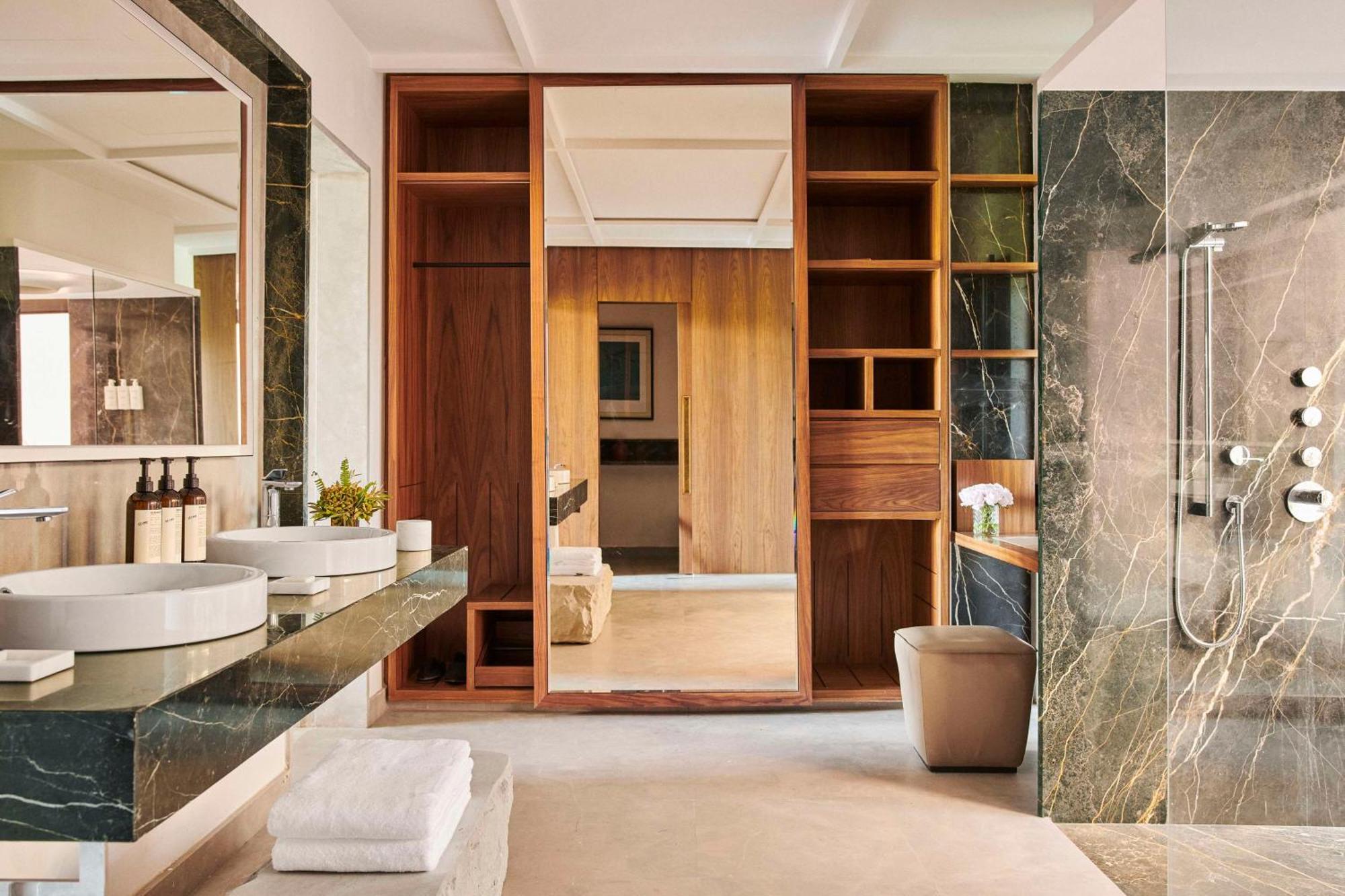 Park Suite mit Kingsize-Bett und Blick auf das Resort