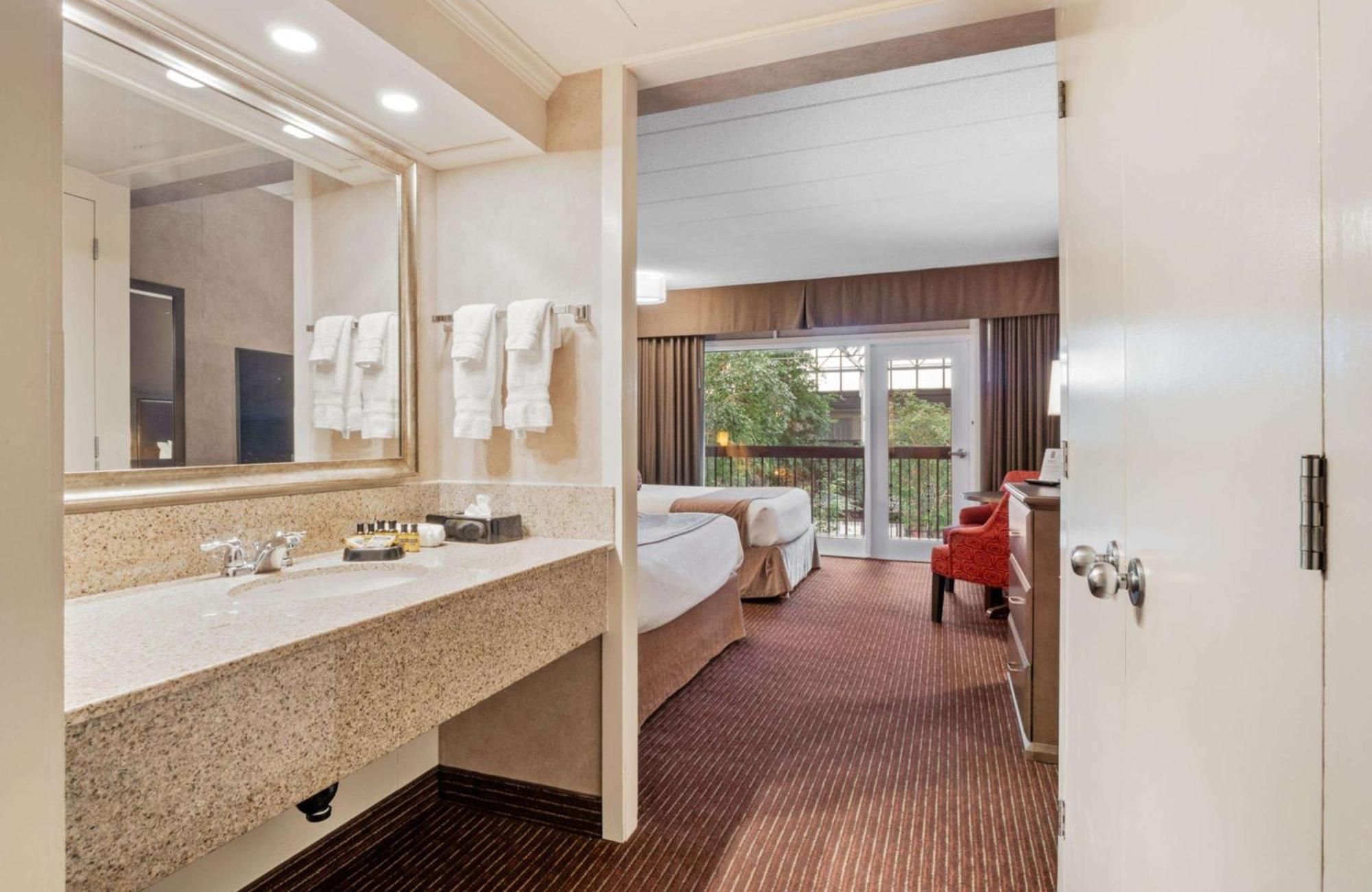 Zimmer mit 2 Queensize-Betten und Aussicht auf den Innenhof
