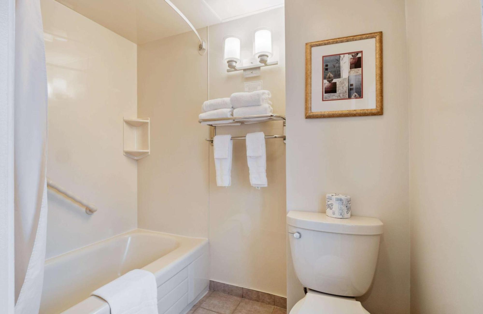 Zimmer mit 2 Queensize-Betten und Blick auf den Innenhof - Erdgeschoss